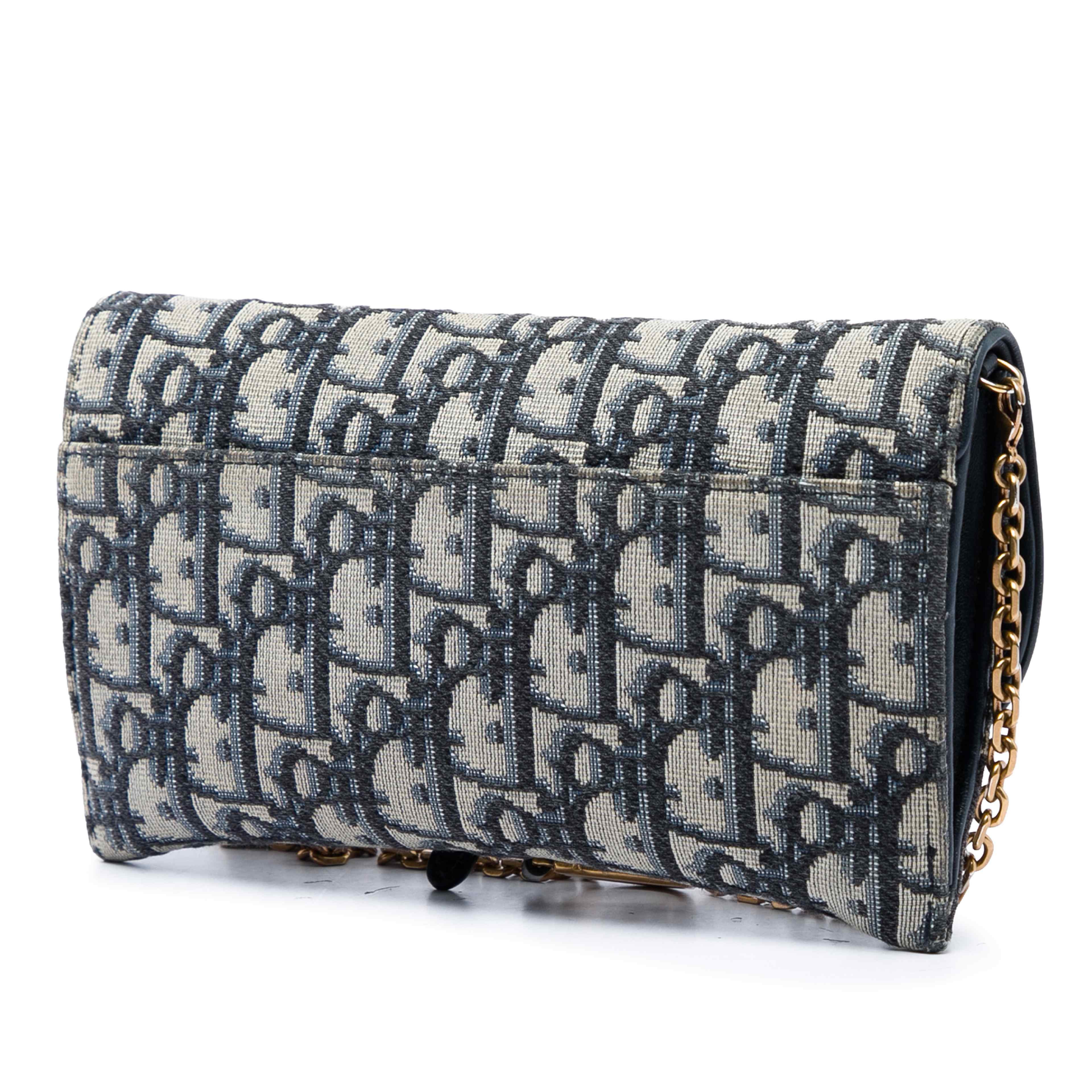 Dior Oblique Canvas Saddle Wallet On Chain, från Luxclusif, i färgen blå. Klicka för att öppna bilden i stort format