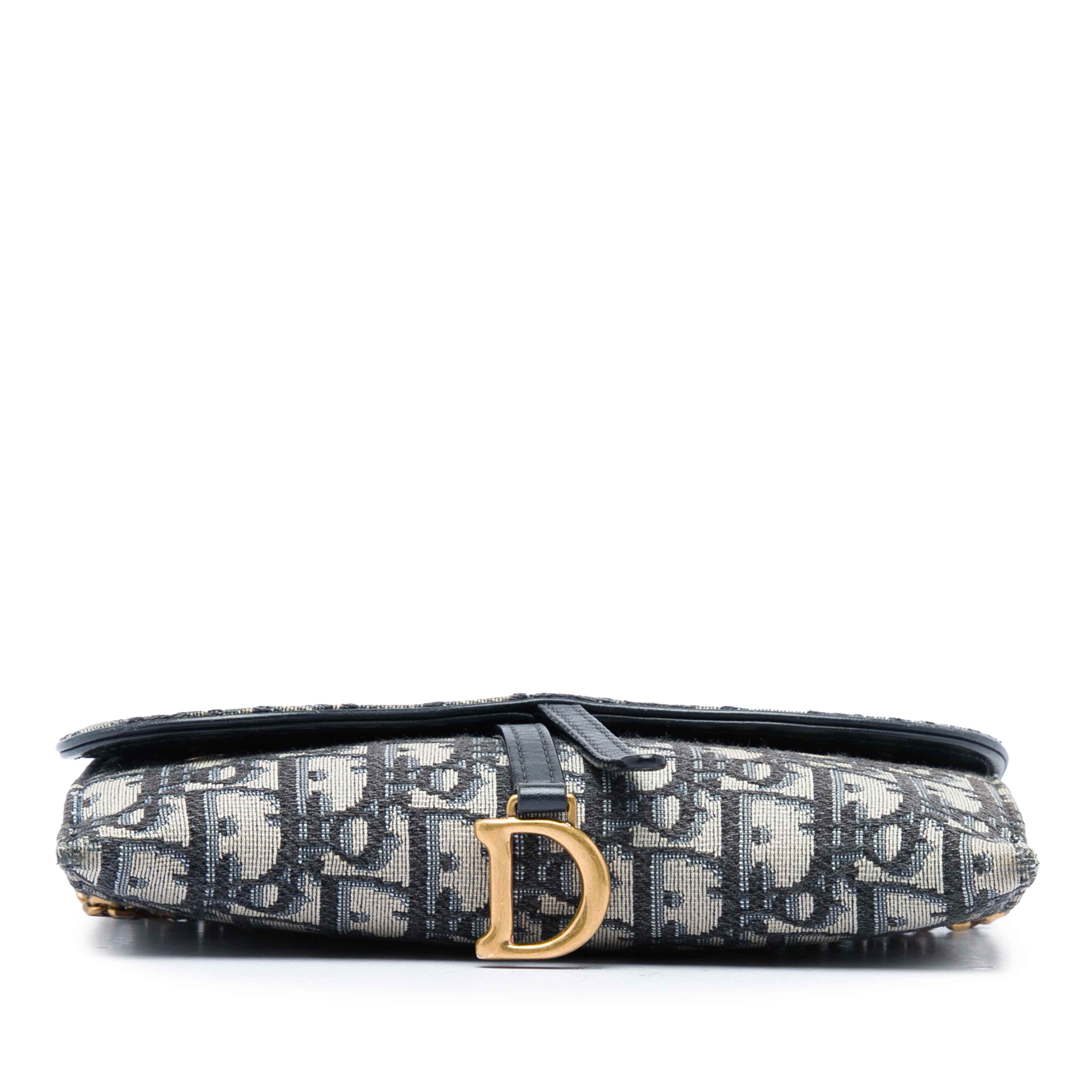Dior Oblique Canvas Saddle Wallet On Chain, från Luxclusif, i färgen blå. Klicka för att öppna bilden i stort format