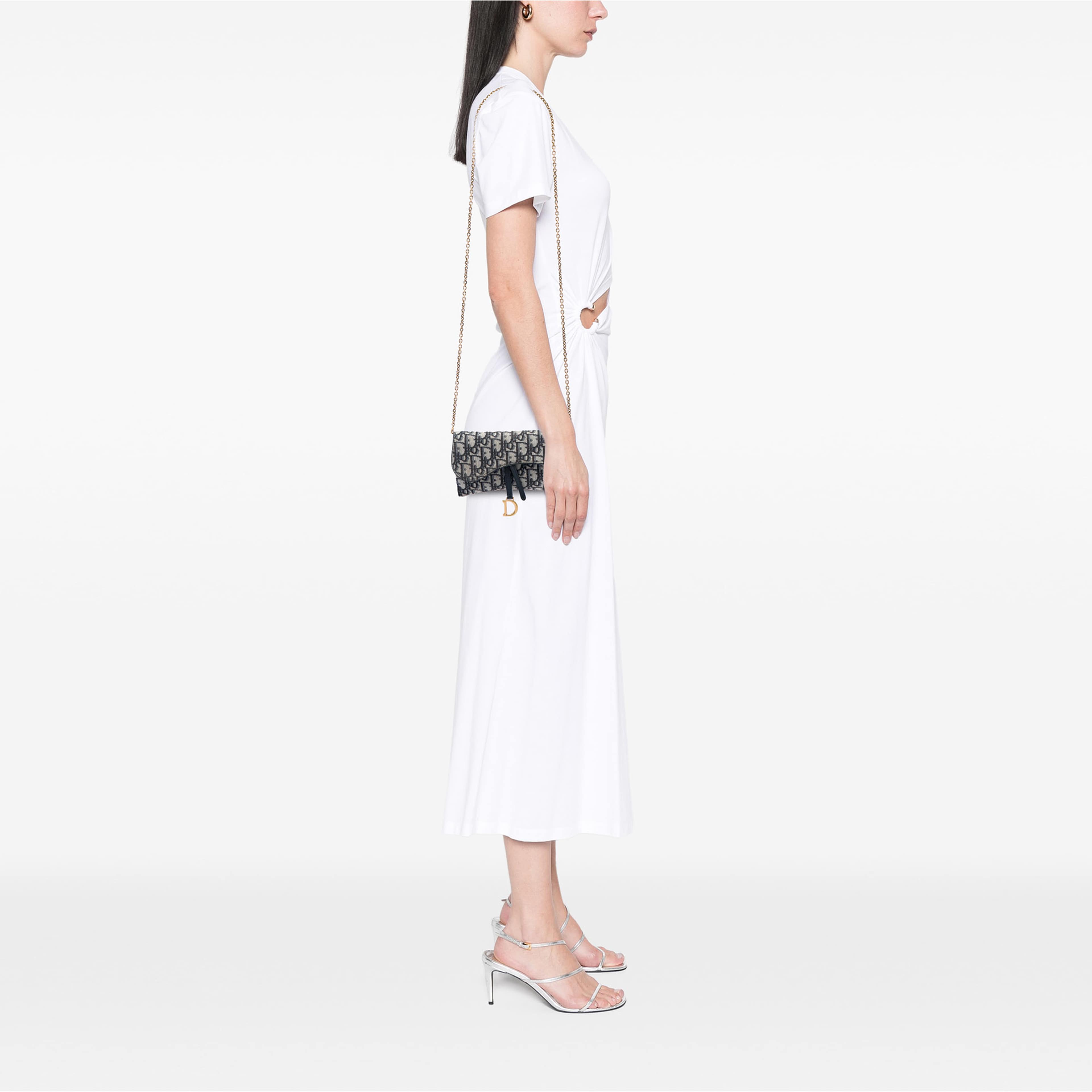 Dior Oblique Canvas Saddle Wallet On Chain, från Luxclusif, i färgen blå. Klicka för att öppna bilden i stort format
