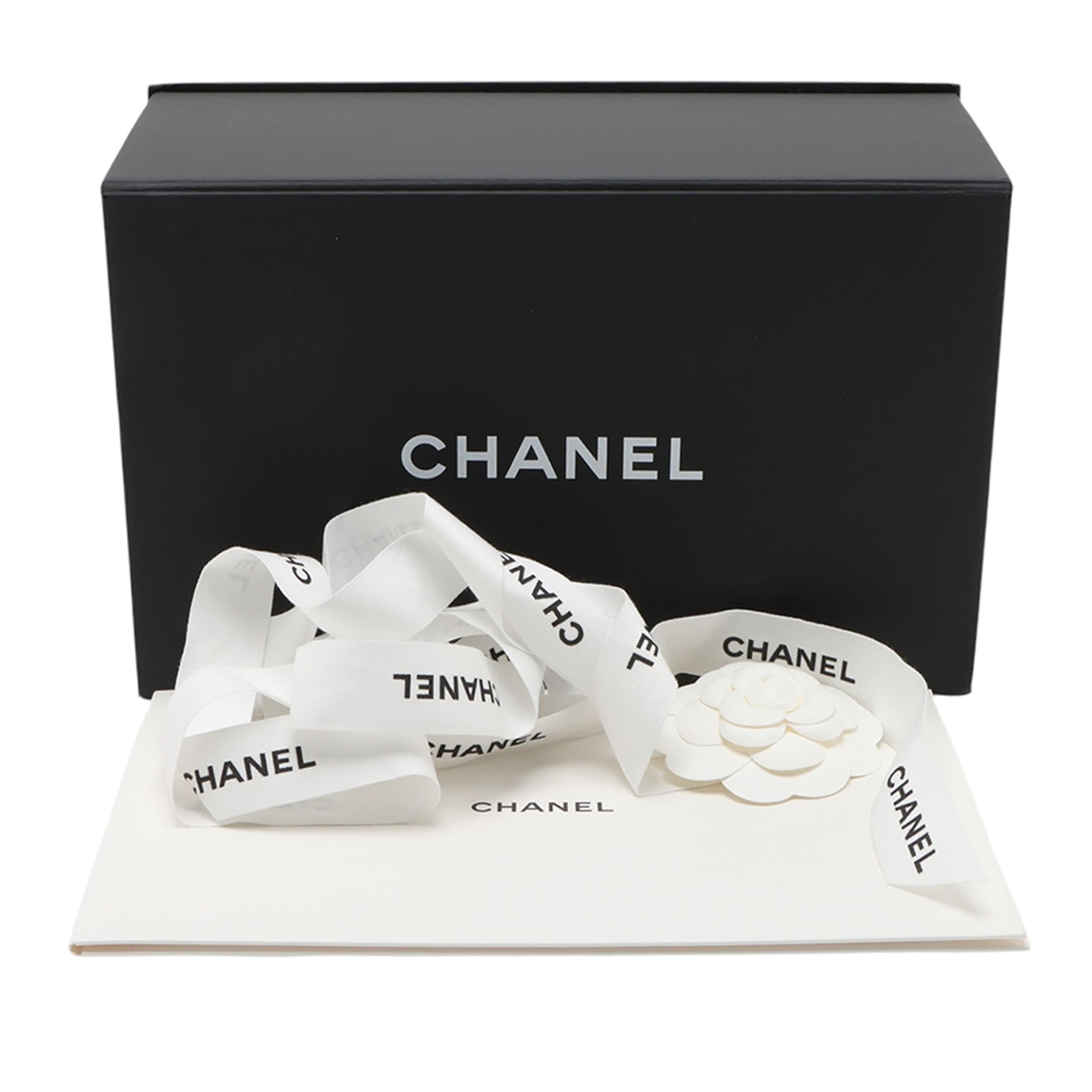 Chanel Mini Quilted Caviar Boy Flap, från Luxclusif, i färgen vit. Klicka för att öppna bilden i stort format