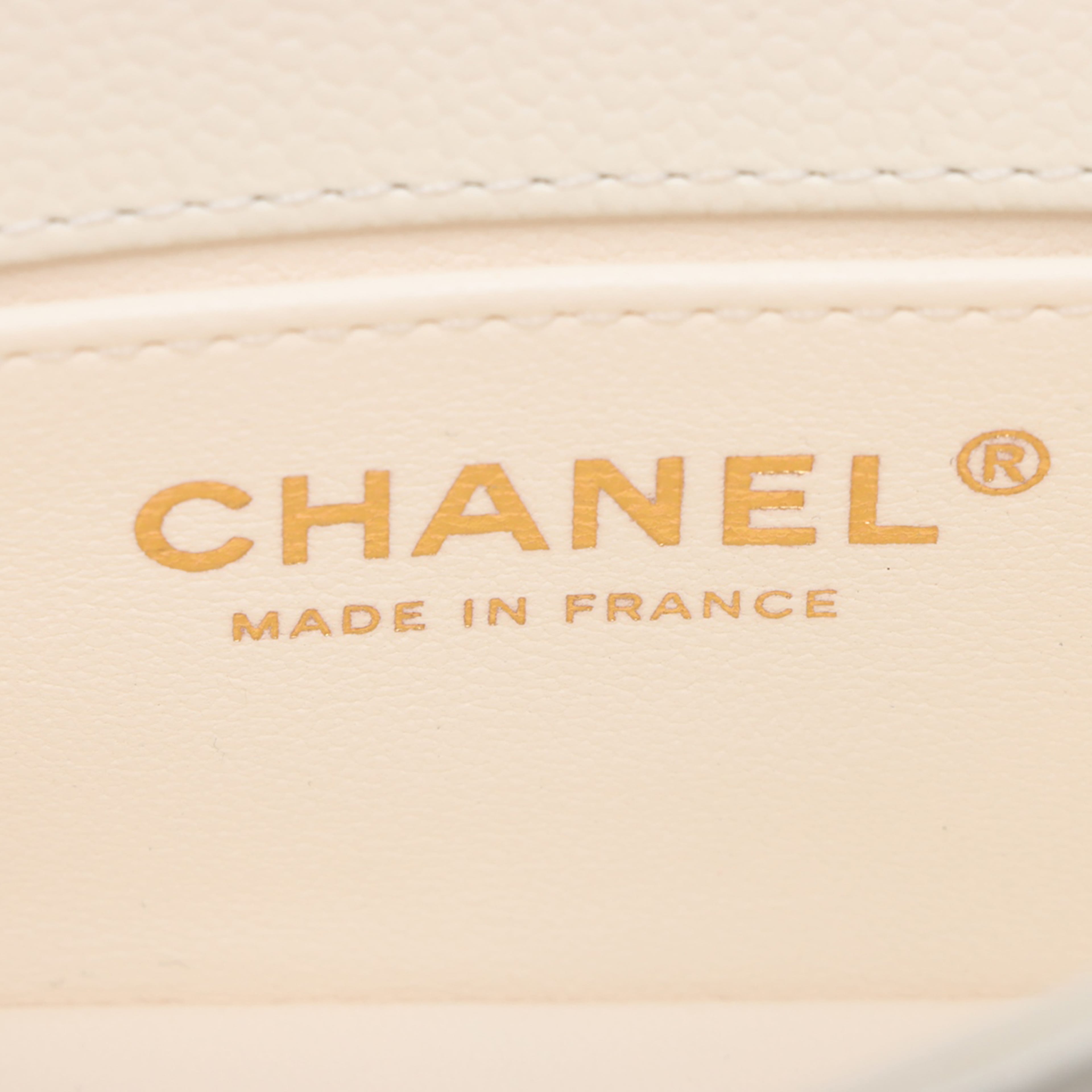 Chanel Mini Quilted Caviar Boy Flap, från Luxclusif, i färgen white. Klicka för att öppna bilden i stort format