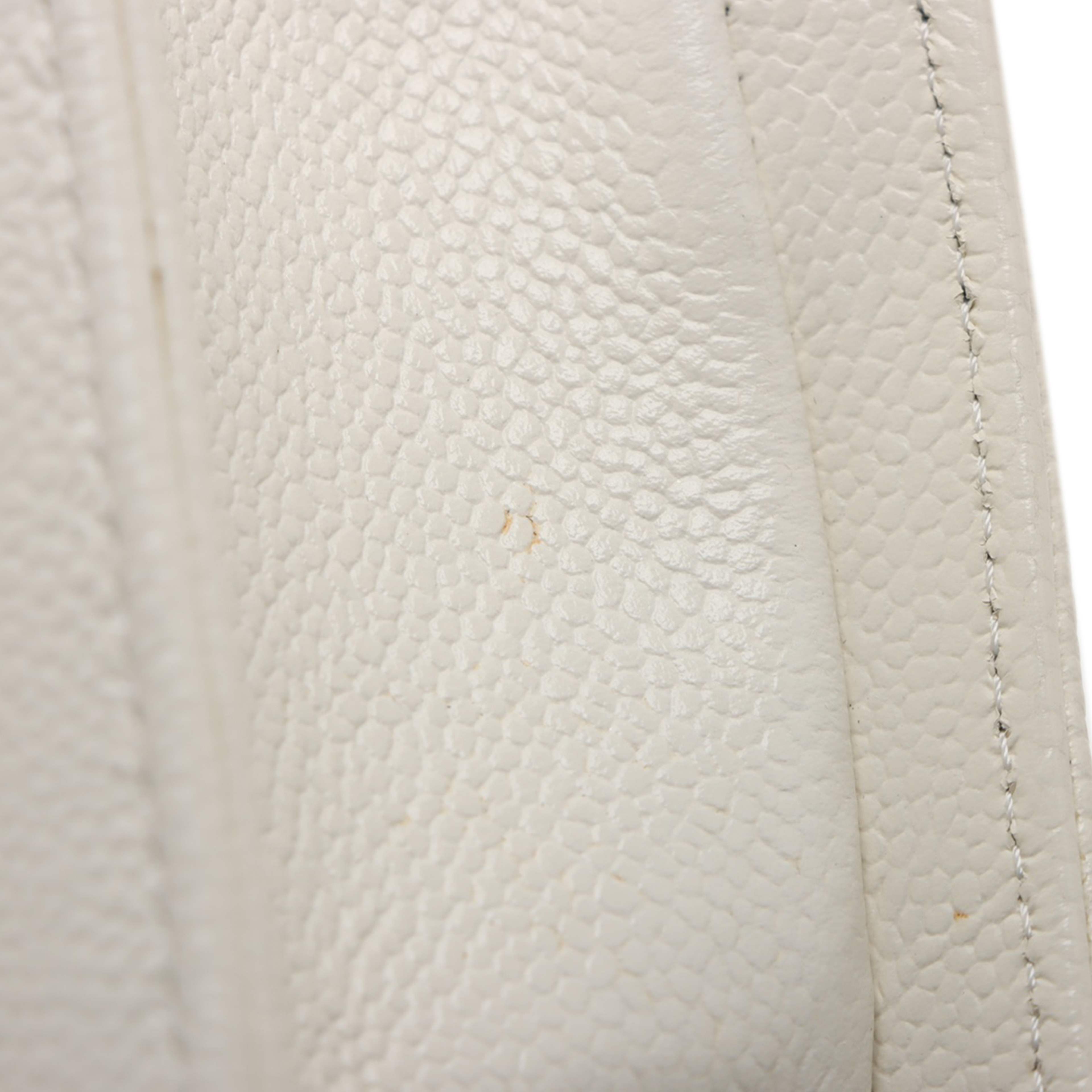 Chanel Mini Quilted Caviar Boy Flap, från Luxclusif, i färgen white. Klicka för att öppna bilden i stort format
