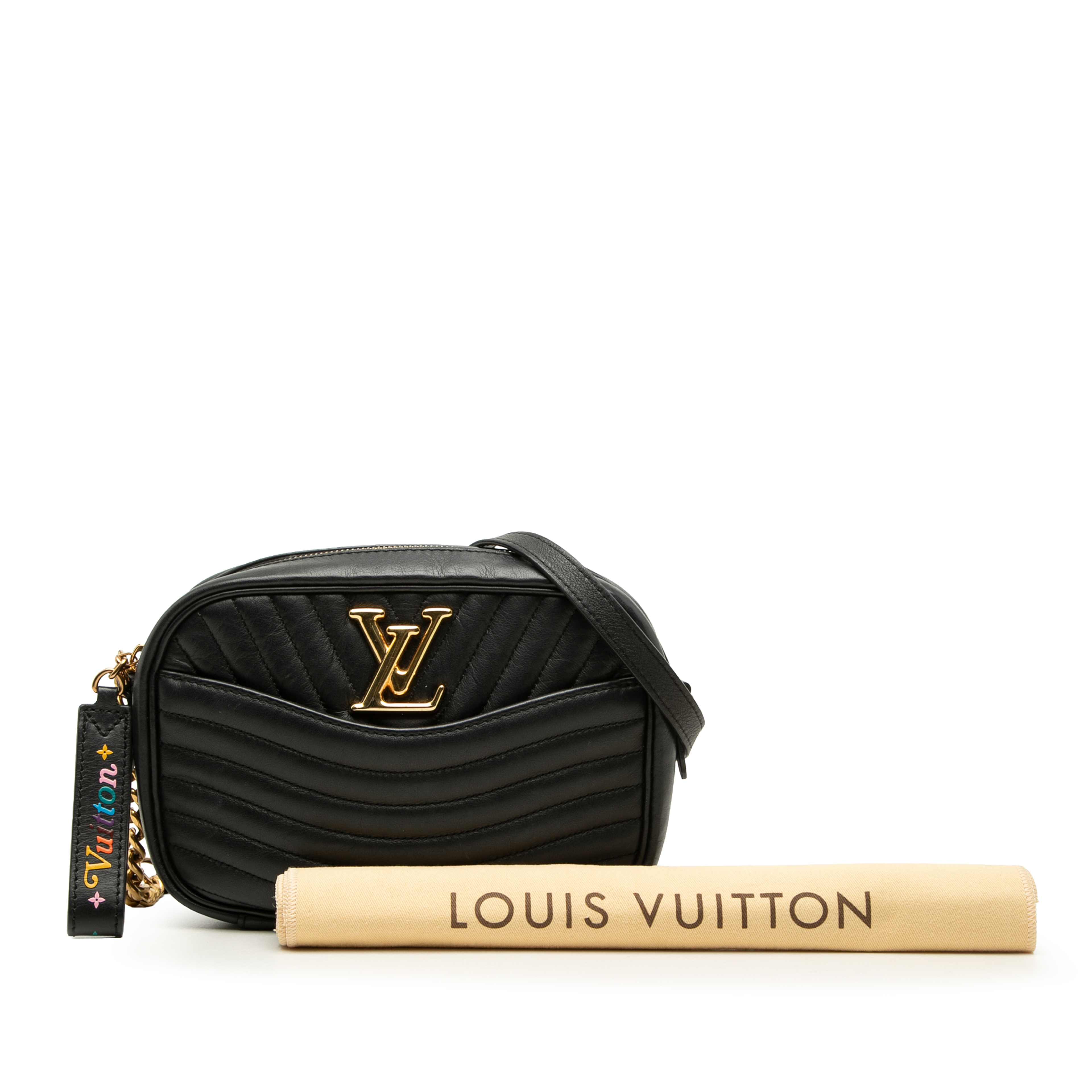 Louis Vuitton New Wave Camera Bag, från Luxclusif, i färgen svart. Klicka för att öppna bilden i stort format