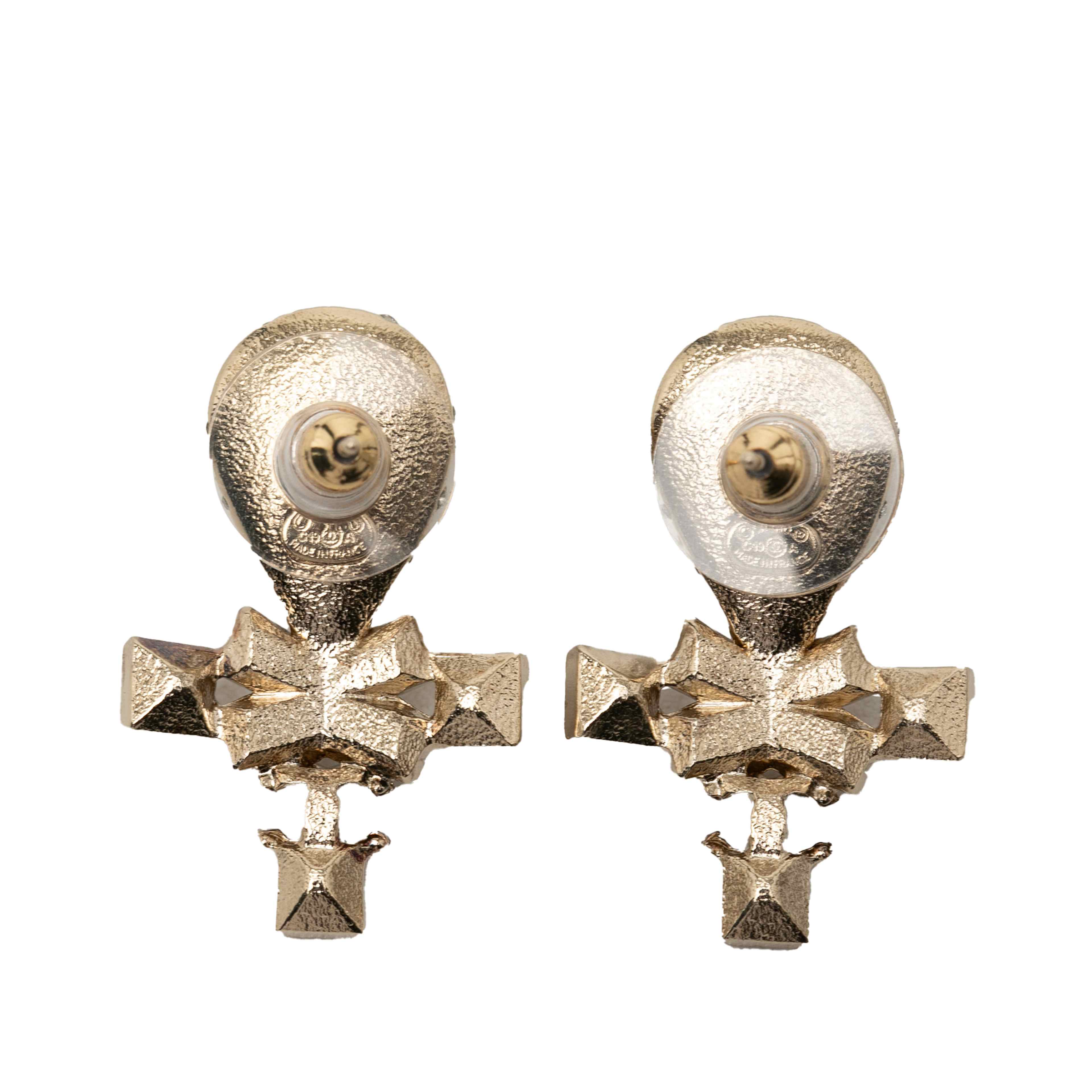 Chanel Cc Gold Plated Strass Faux Pearl Tear Drop Ribbon Push Back Earrings, från Luxclusif, i färgen guld. Klicka för att öppna bilden i stort format