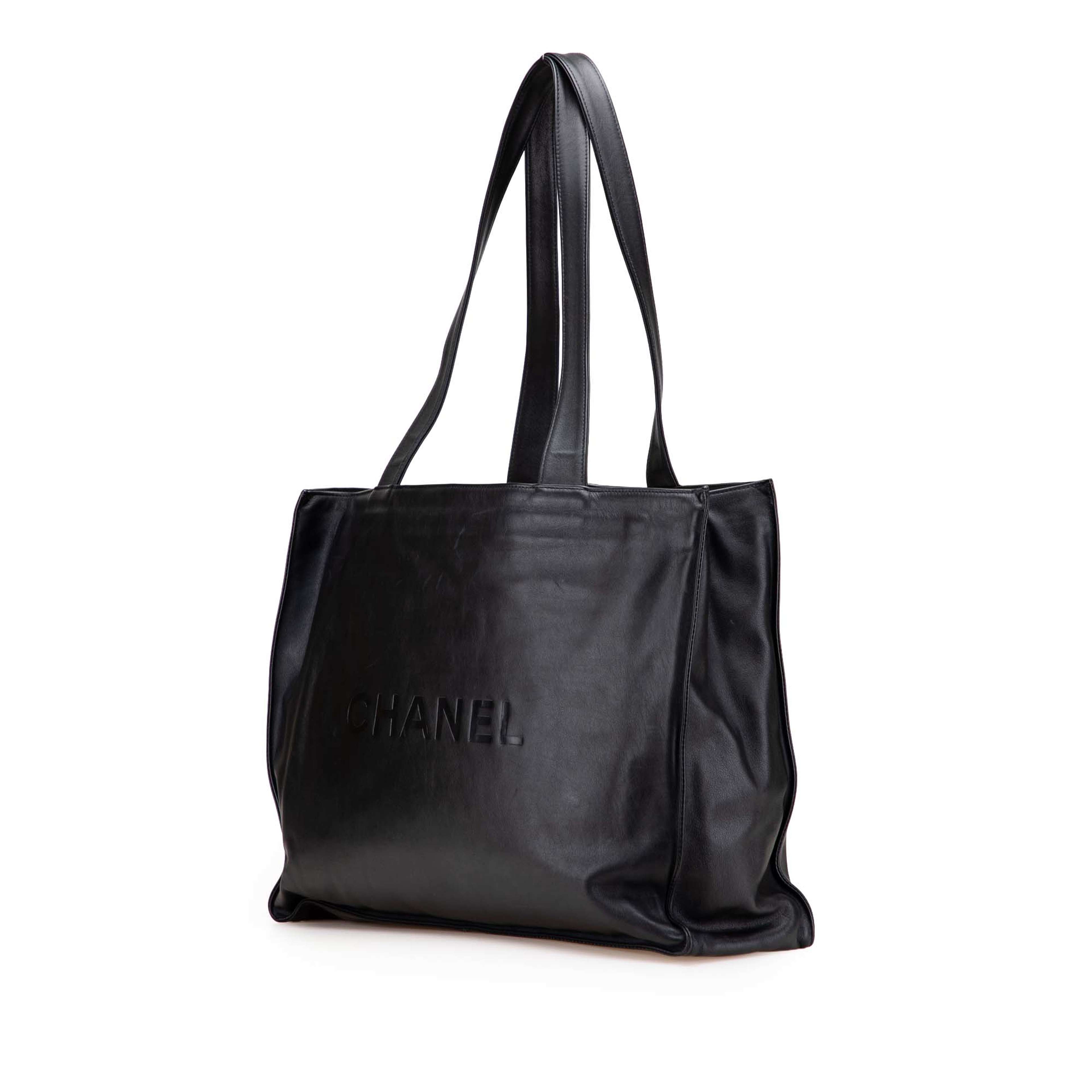 Chanel Cc Lambskin Tote, från Luxclusif, i färgen svart. Klicka för att öppna bilden i stort format