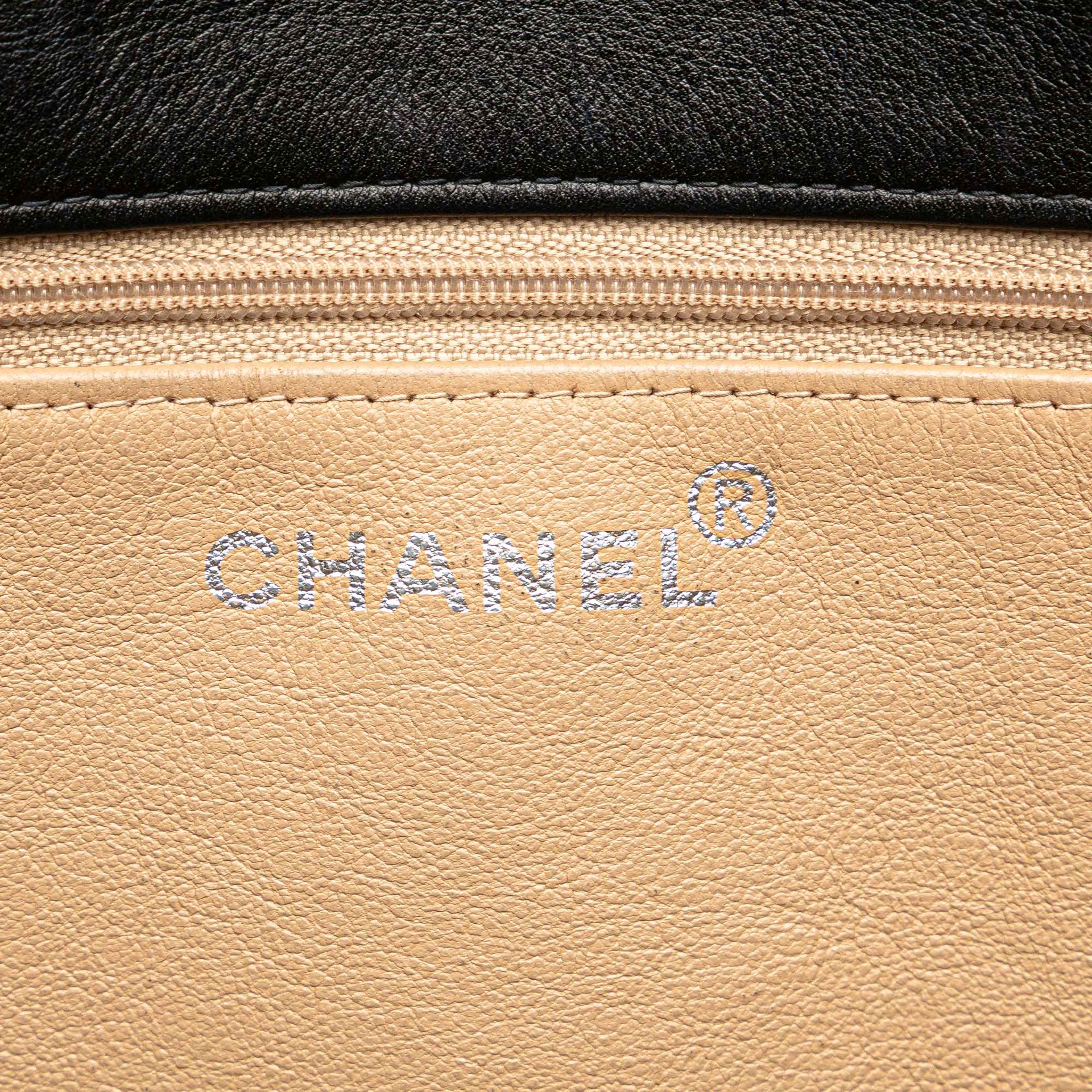Chanel Cc Lambskin Tote, från Luxclusif, i färgen black.