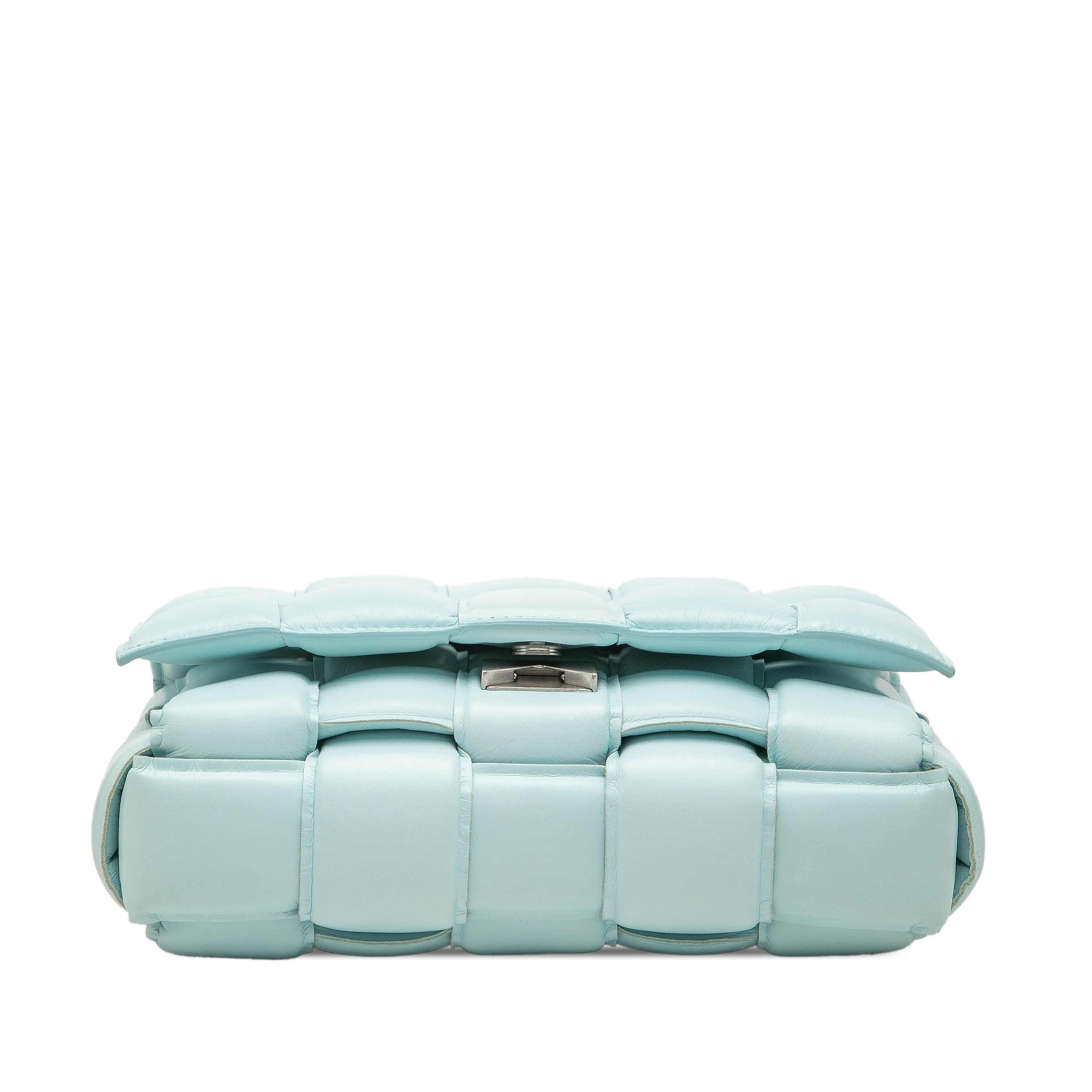 Bottega Veneta Nappa Intrecciato Padded Cassette Crossbody, från Luxclusif, i färgen blå. Klicka för att öppna bilden i stort format