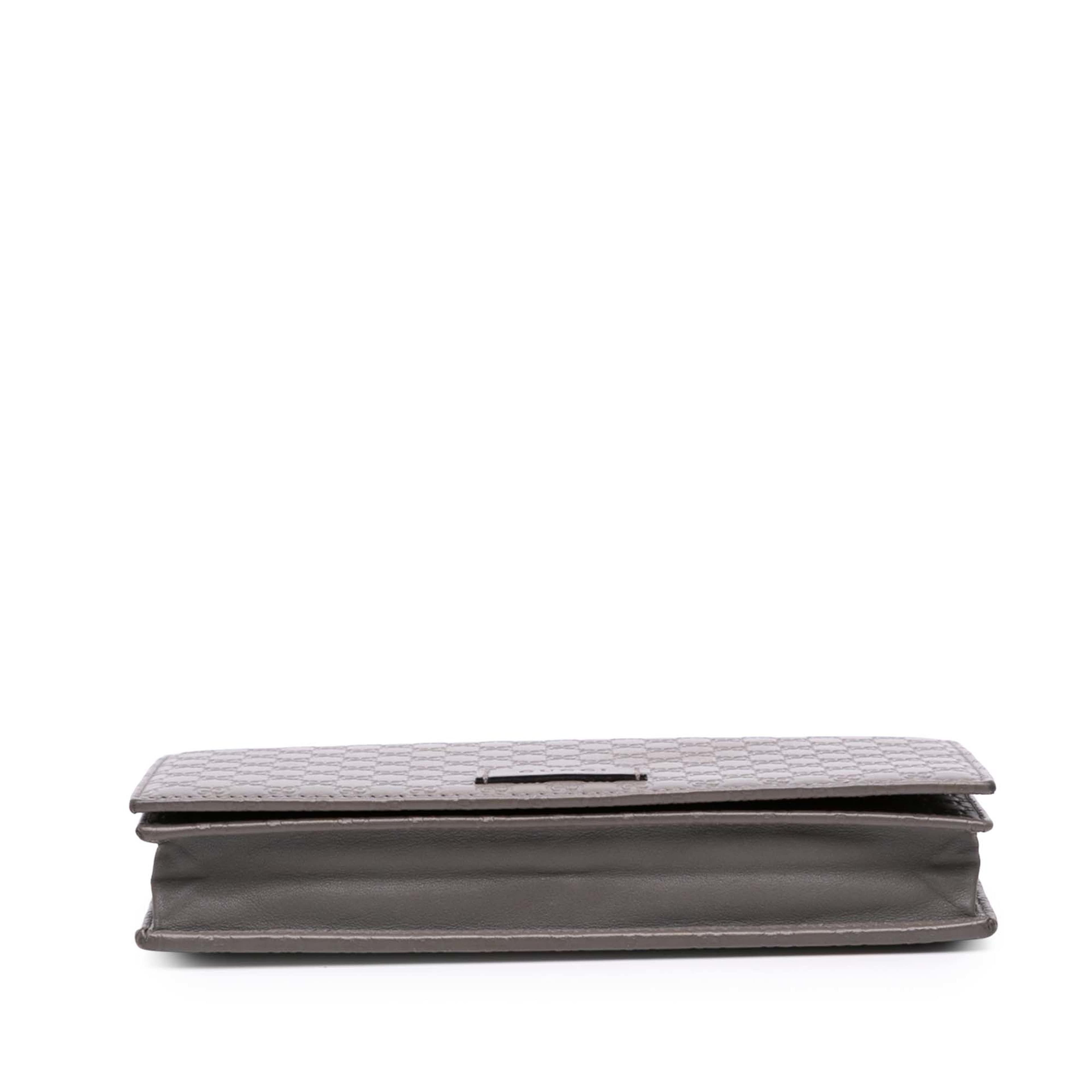 Gucci Microguccissima Wallet On Strap, från Luxclusif, i färgen taupe.