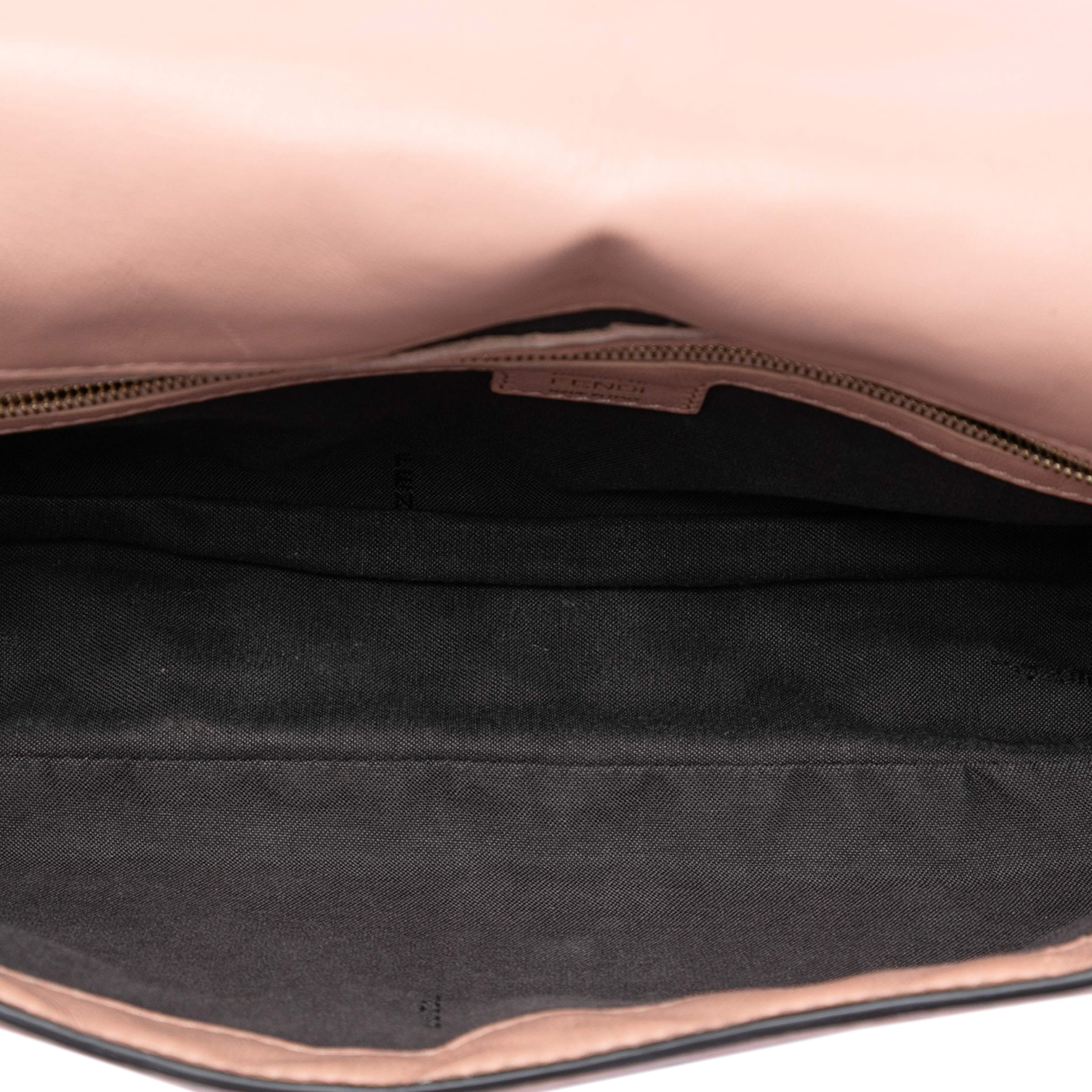 Fendi Zucca Embossed Leather Baguette Satchel, från Luxclusif, i färgen light pink. Klicka för att öppna bilden i stort format