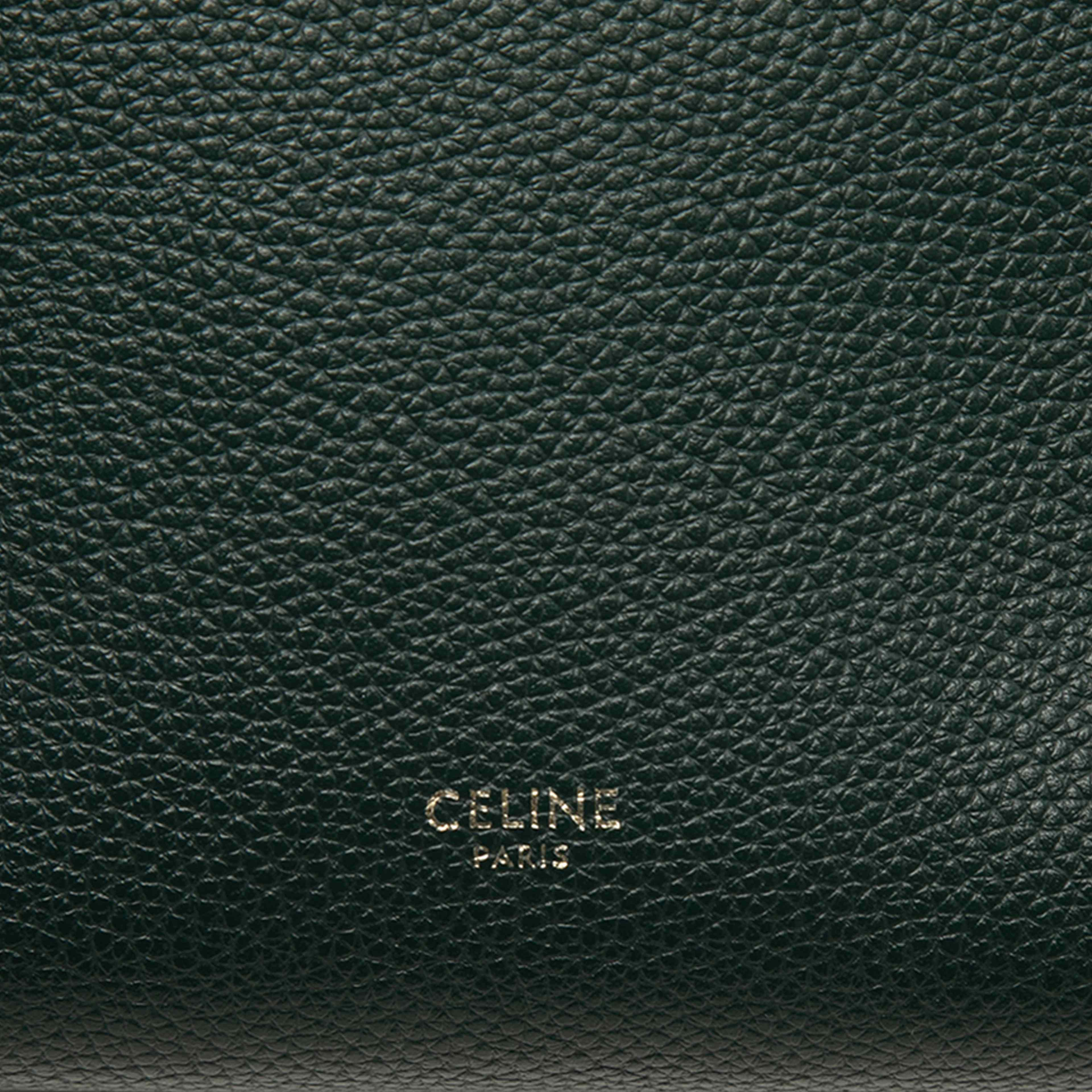 Celine Small Soft Grained Calfskin Seau Sangle Bucket Bag, från Luxclusif, i färgen grön. Klicka för att öppna bilden i stort format