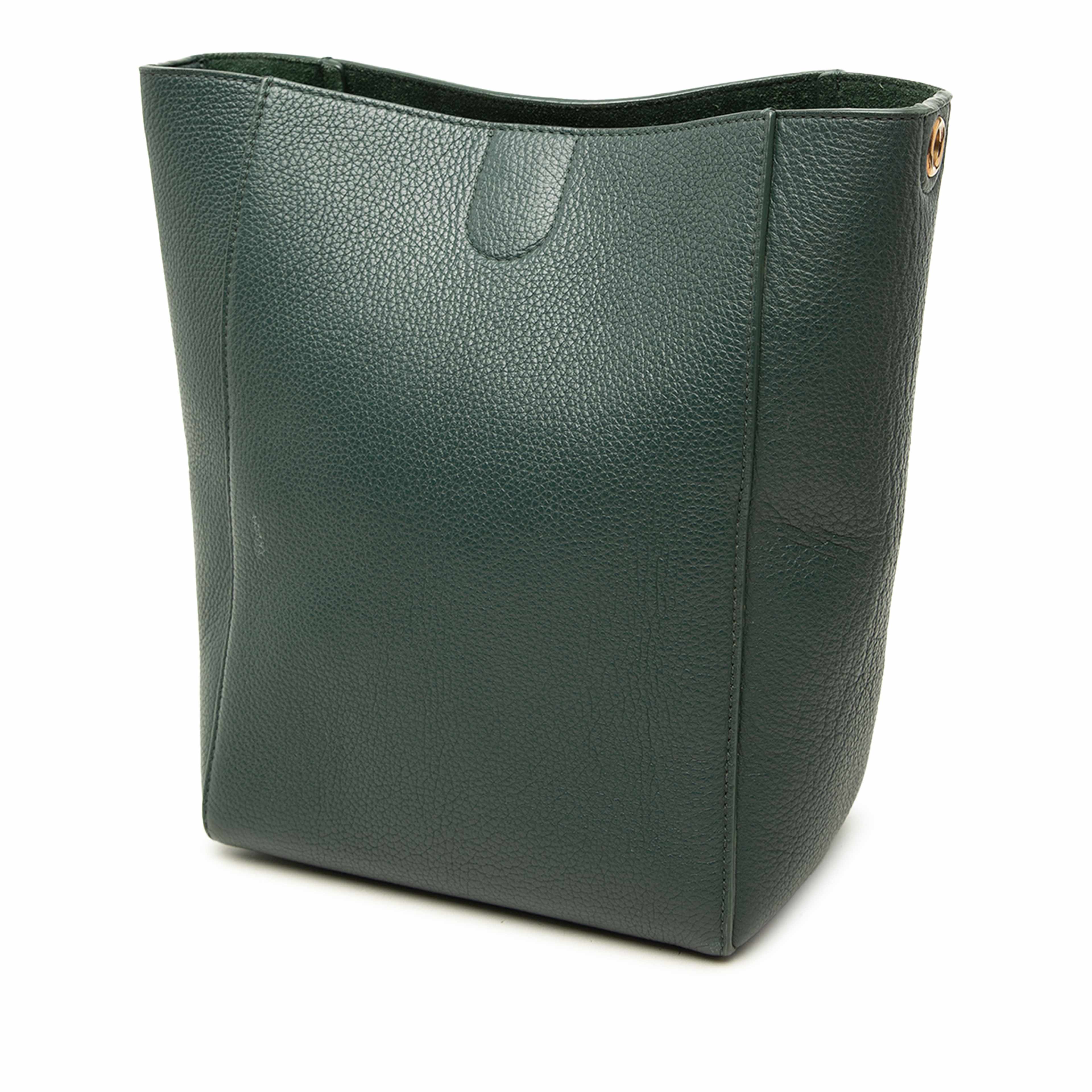 Celine Small Soft Grained Calfskin Seau Sangle Bucket Bag, från Luxclusif, i färgen grön. Klicka för att öppna bilden i stort format