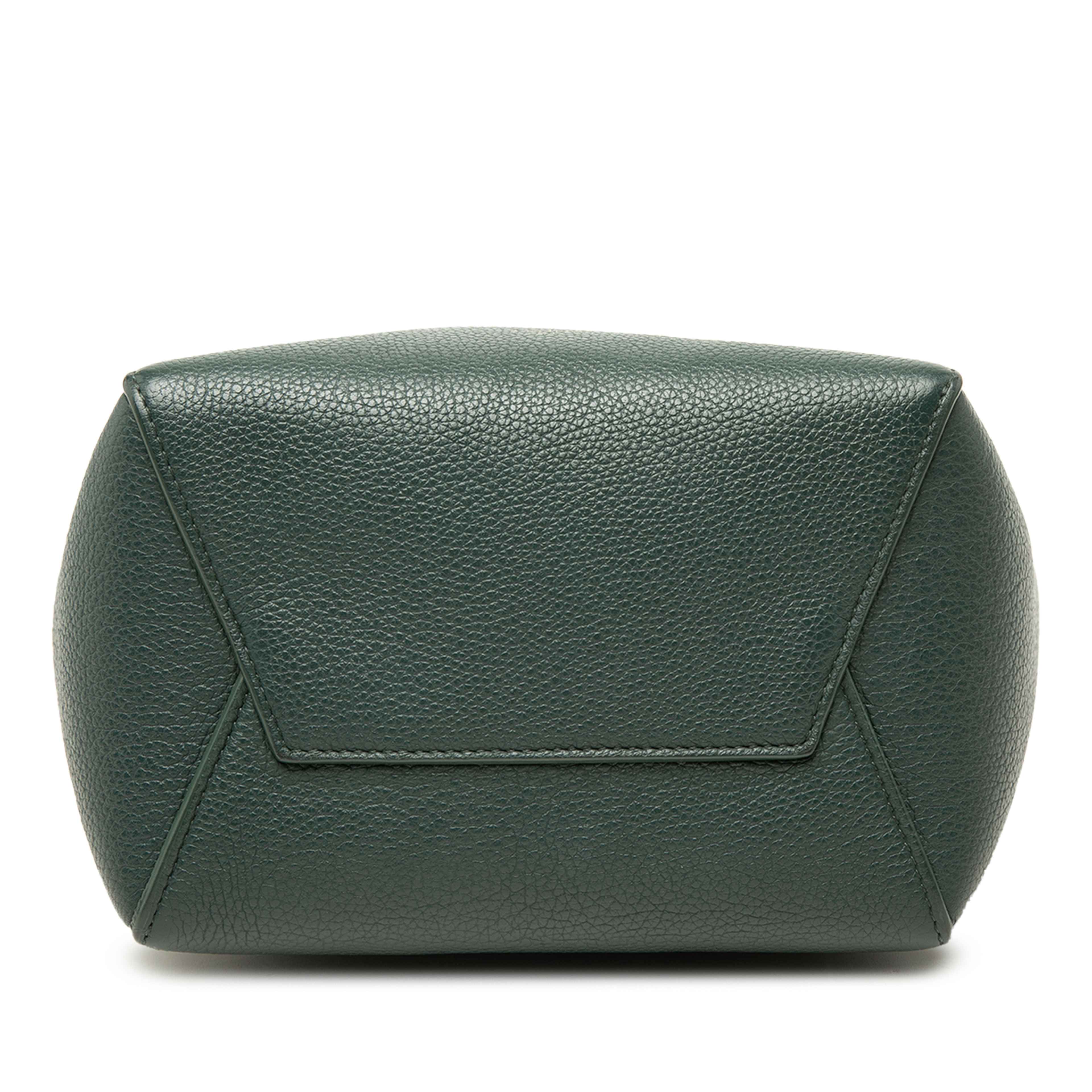 Celine Small Soft Grained Calfskin Seau Sangle Bucket Bag, från Luxclusif, i färgen grön. Klicka för att öppna bilden i stort format