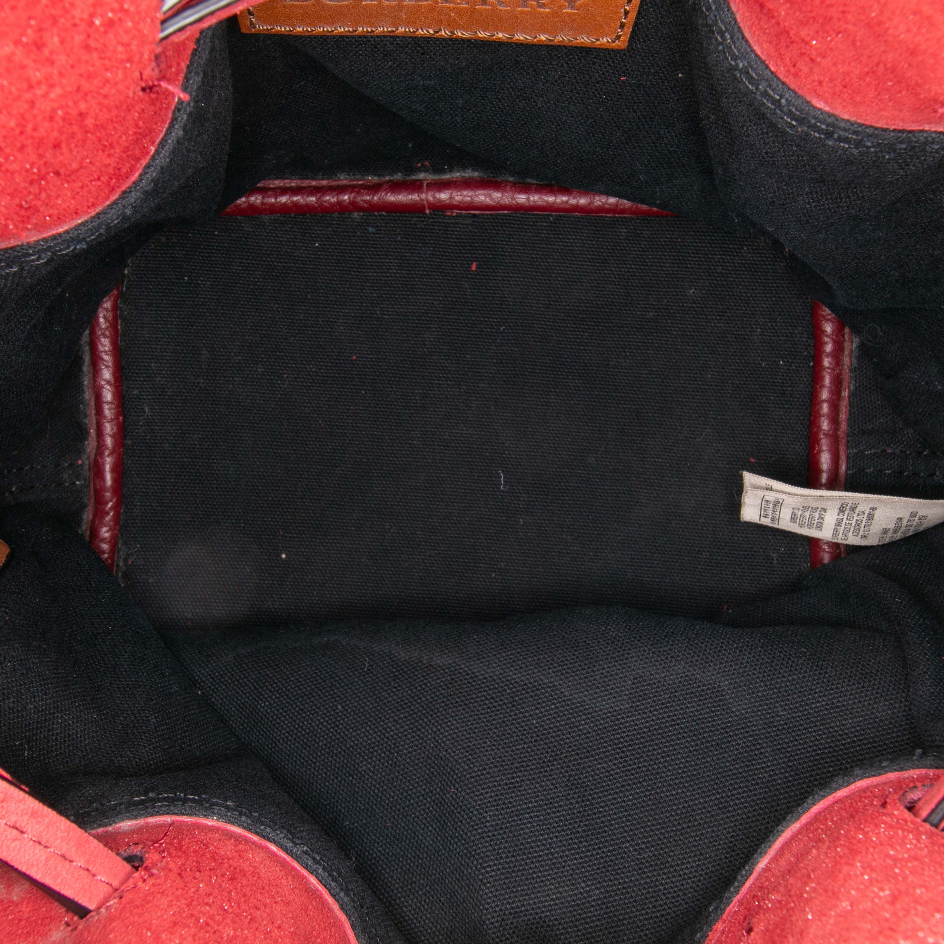 Burberry Small Mega Check Canvas And Suede Fringe Belgrove Bucket Bag, från Luxclusif, i färgen red. Klicka för att öppna bilden i stort format