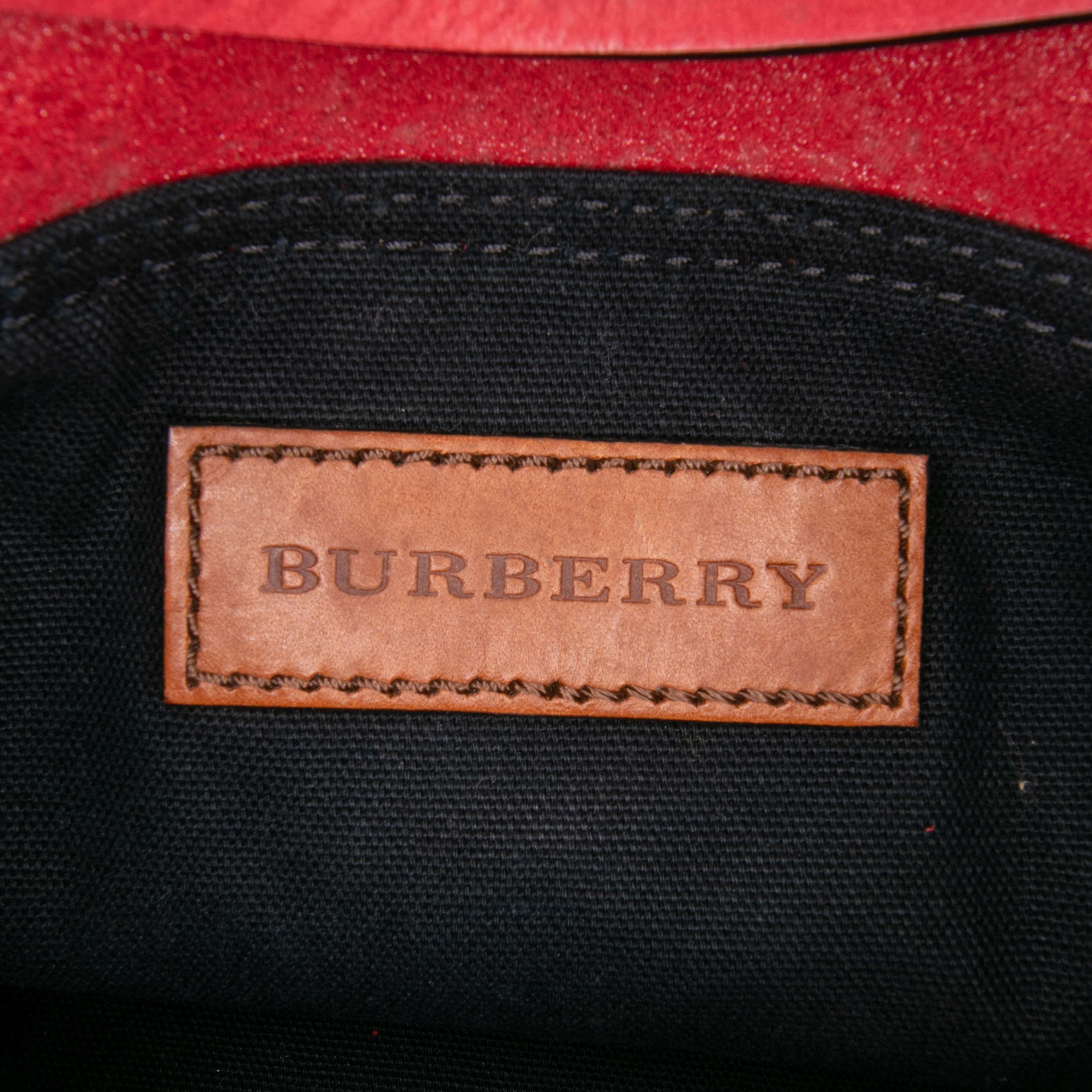 Burberry Small Mega Check Canvas And Suede Fringe Belgrove Bucket Bag, från Luxclusif, i färgen red. Klicka för att öppna bilden i stort format