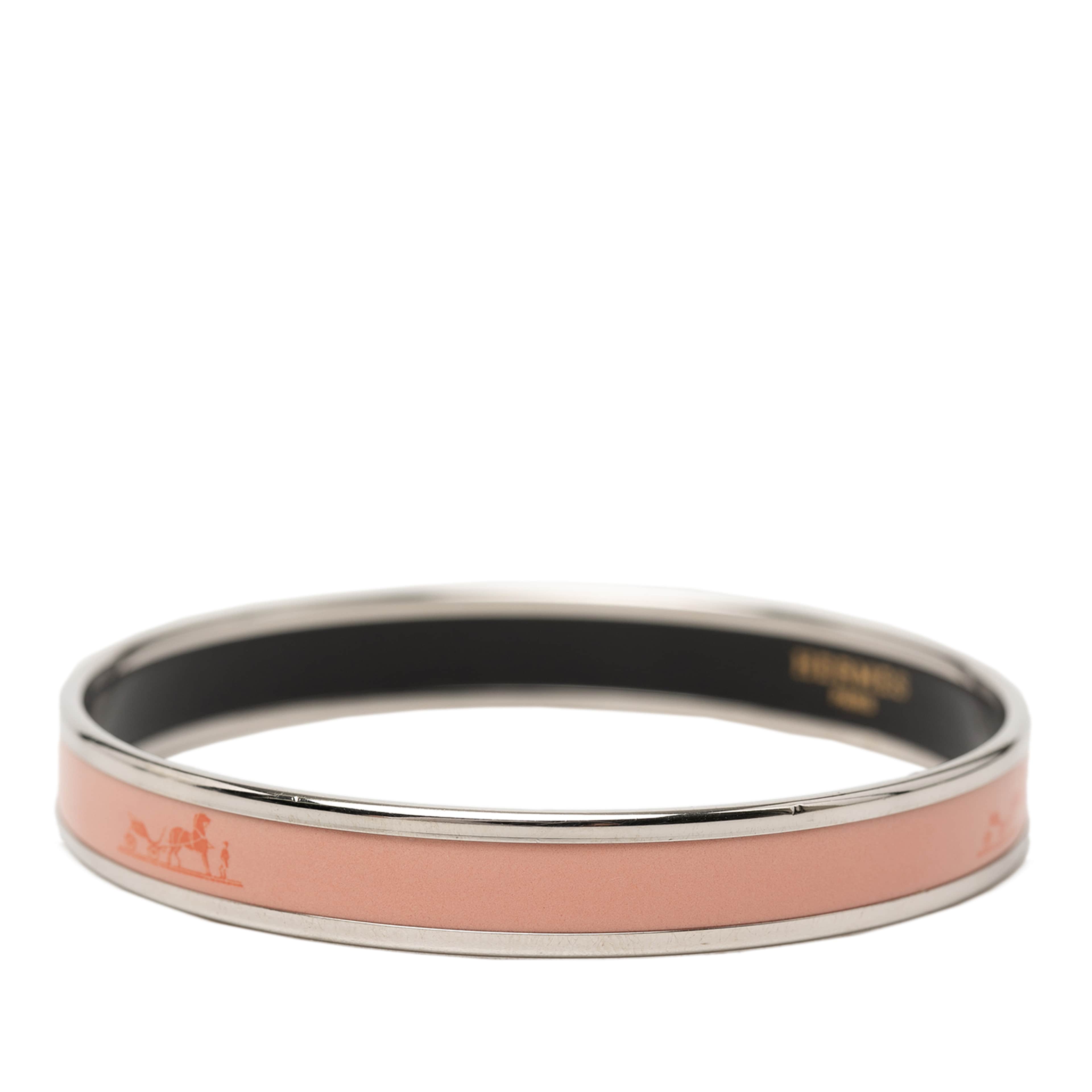 Hermès Narrow Caleche Enamel Bangle 65, från Luxclusif, i färgen rosa. Klicka för att öppna bilden i stort format