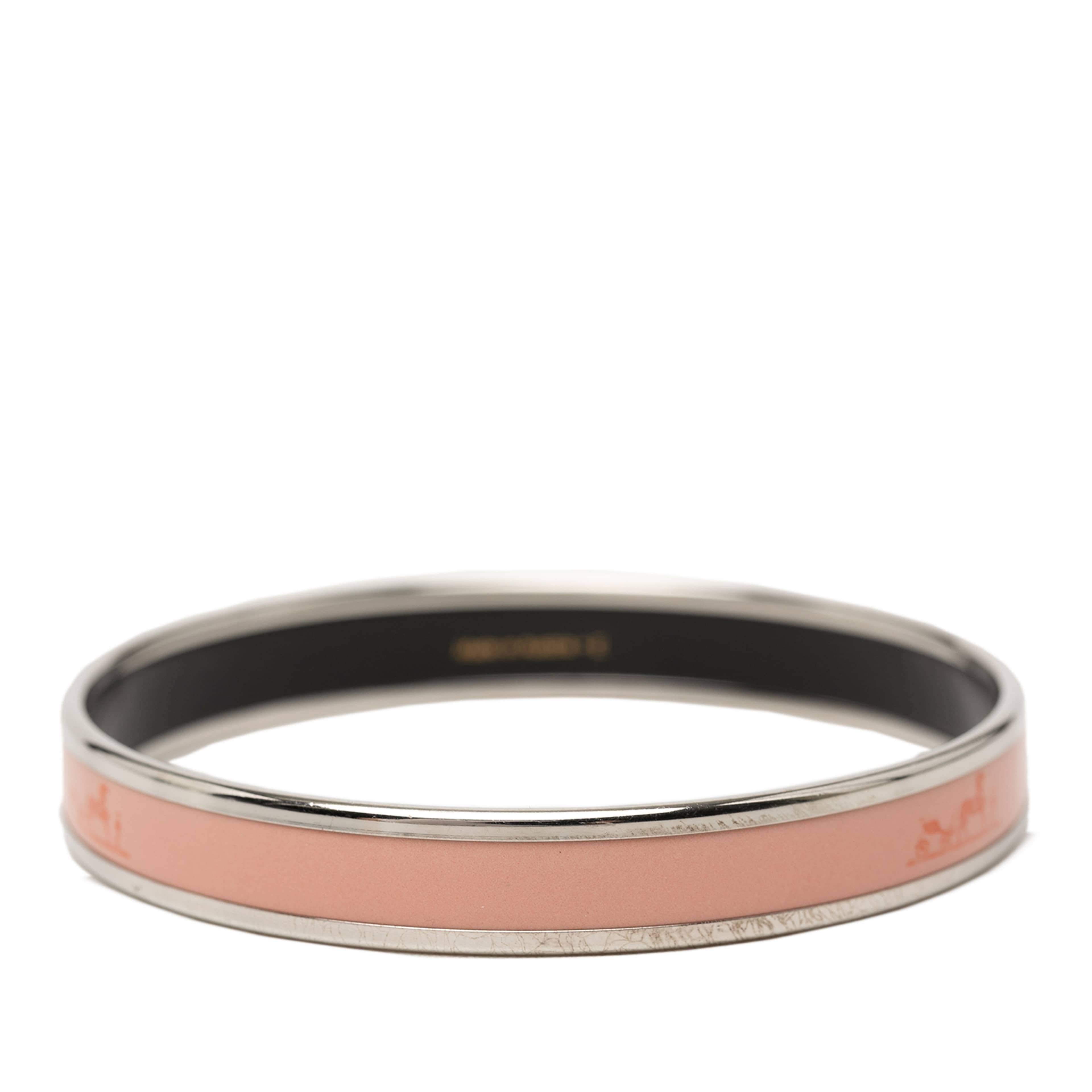 Hermès Narrow Caleche Enamel Bangle 65, från Luxclusif, i färgen rosa. Klicka för att öppna bilden i stort format