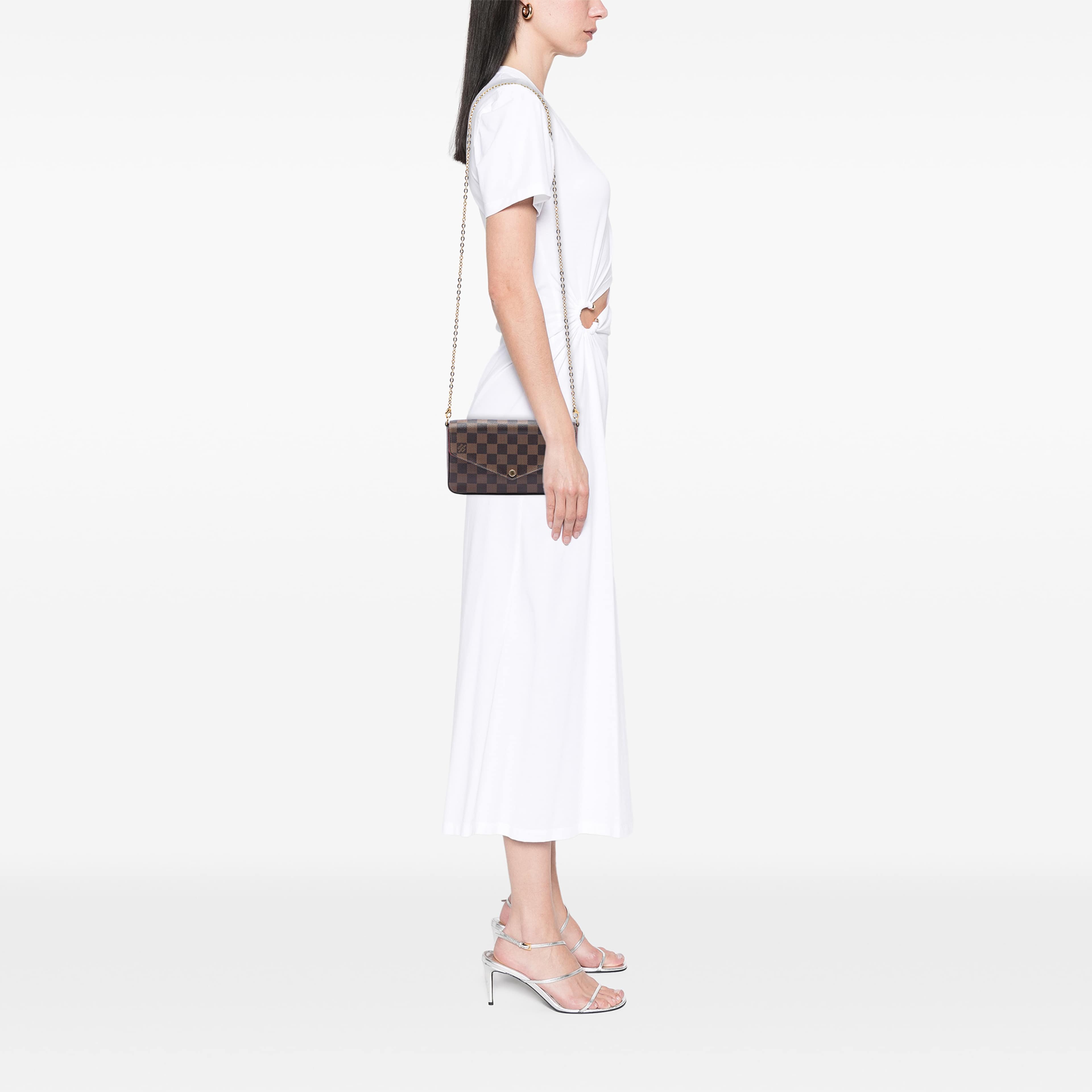 Louis Vuitton Damier Ebene Pochette Felicie, från Luxclusif, i färgen brown. Klicka för att öppna bilden i stort format