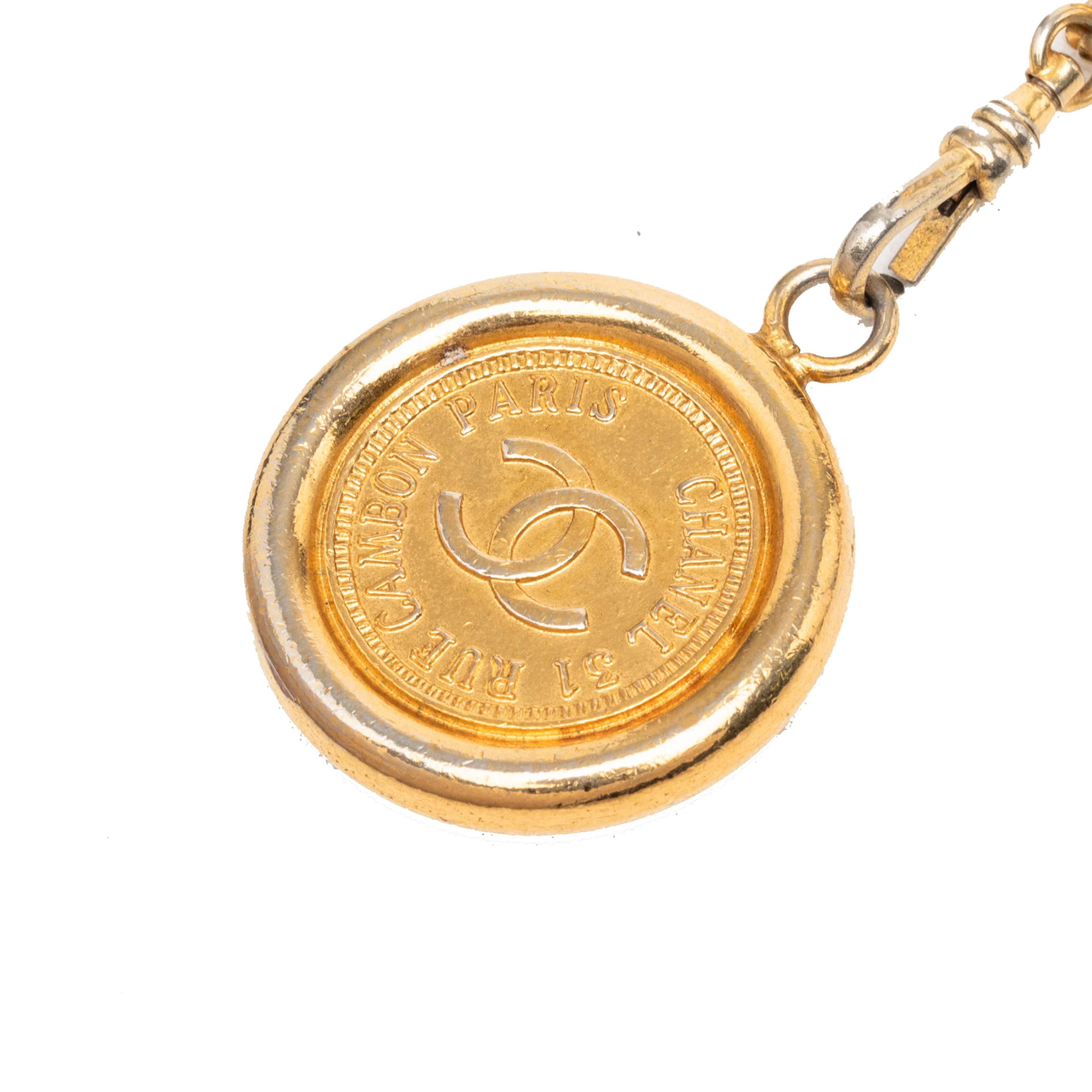 Chanel Cc Gold Plated 31 Rue Cambon Medallion Chain Belt, från Luxclusif, i färgen guld. Klicka för att öppna bilden i stort format