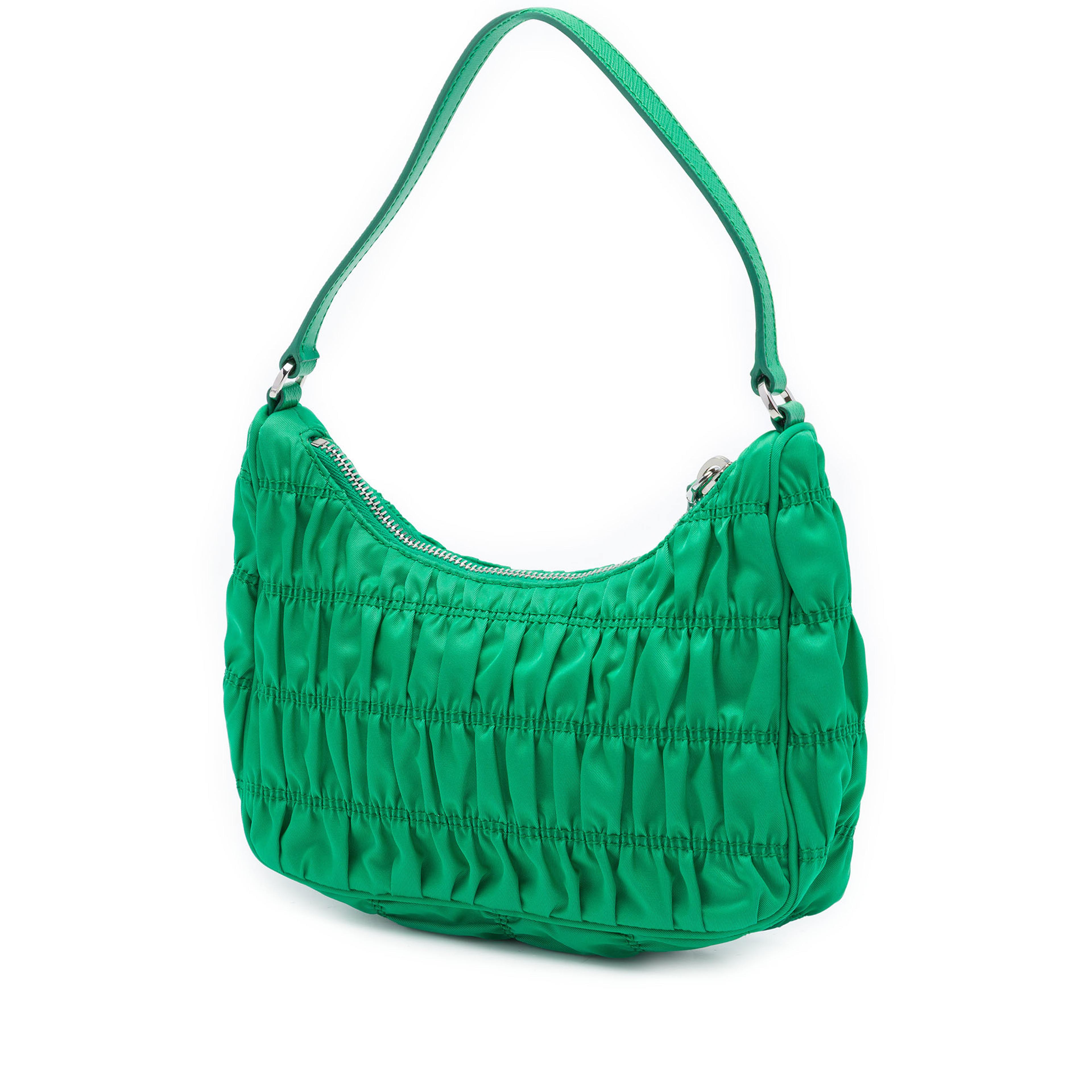 Prada Tessuto Gaufre Re Edition Shoulder Bag, från Luxclusif, i färgen grön. Klicka för att öppna bilden i stort format