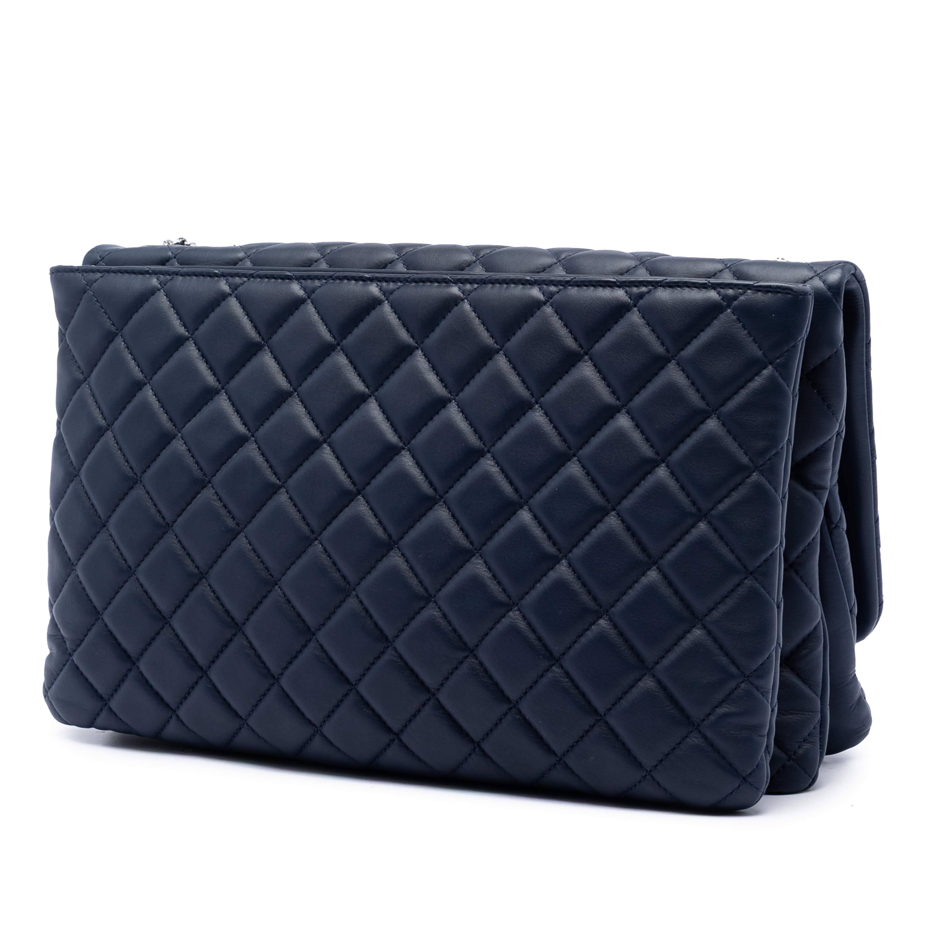 Chanel Maxi Cc Quilted Lambskin 3 Compartment Flap, från Luxclusif, i färgen blå. Klicka för att öppna bilden i stort format