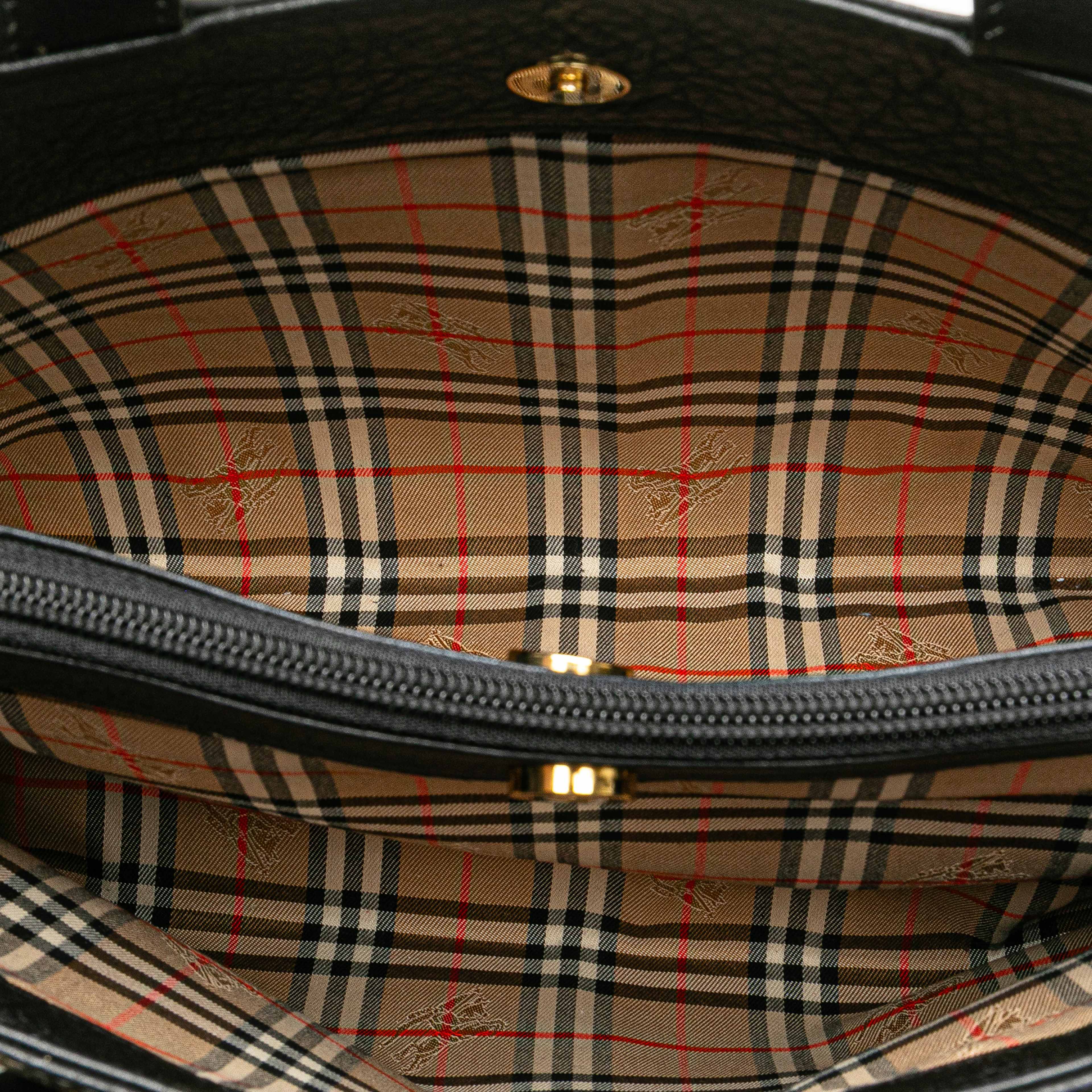 Burberry Leather Tote, från Luxclusif, i färgen black.