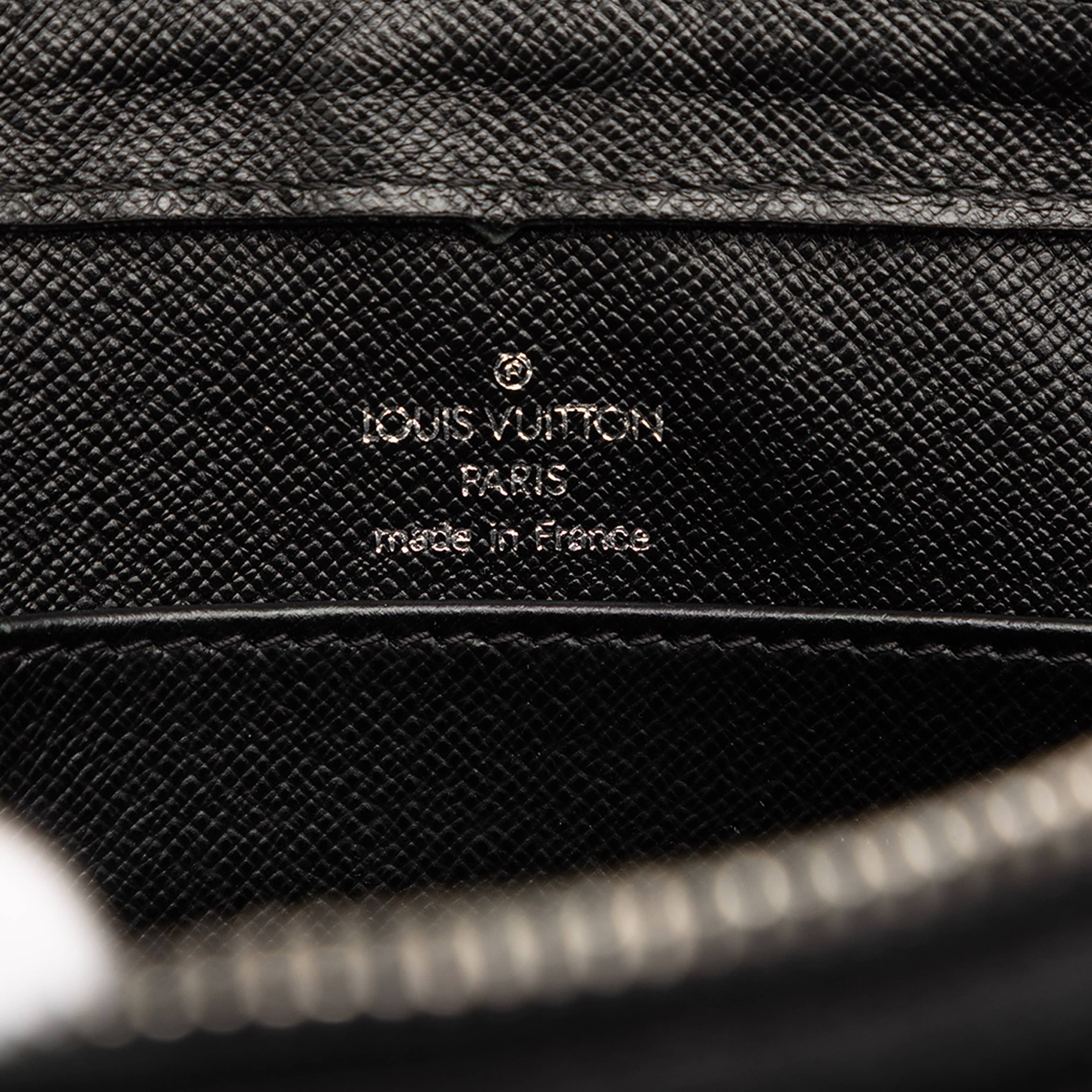 Louis Vuitton Taiga Pochette Baikal, från Luxclusif, i färgen black. Klicka för att öppna bilden i stort format