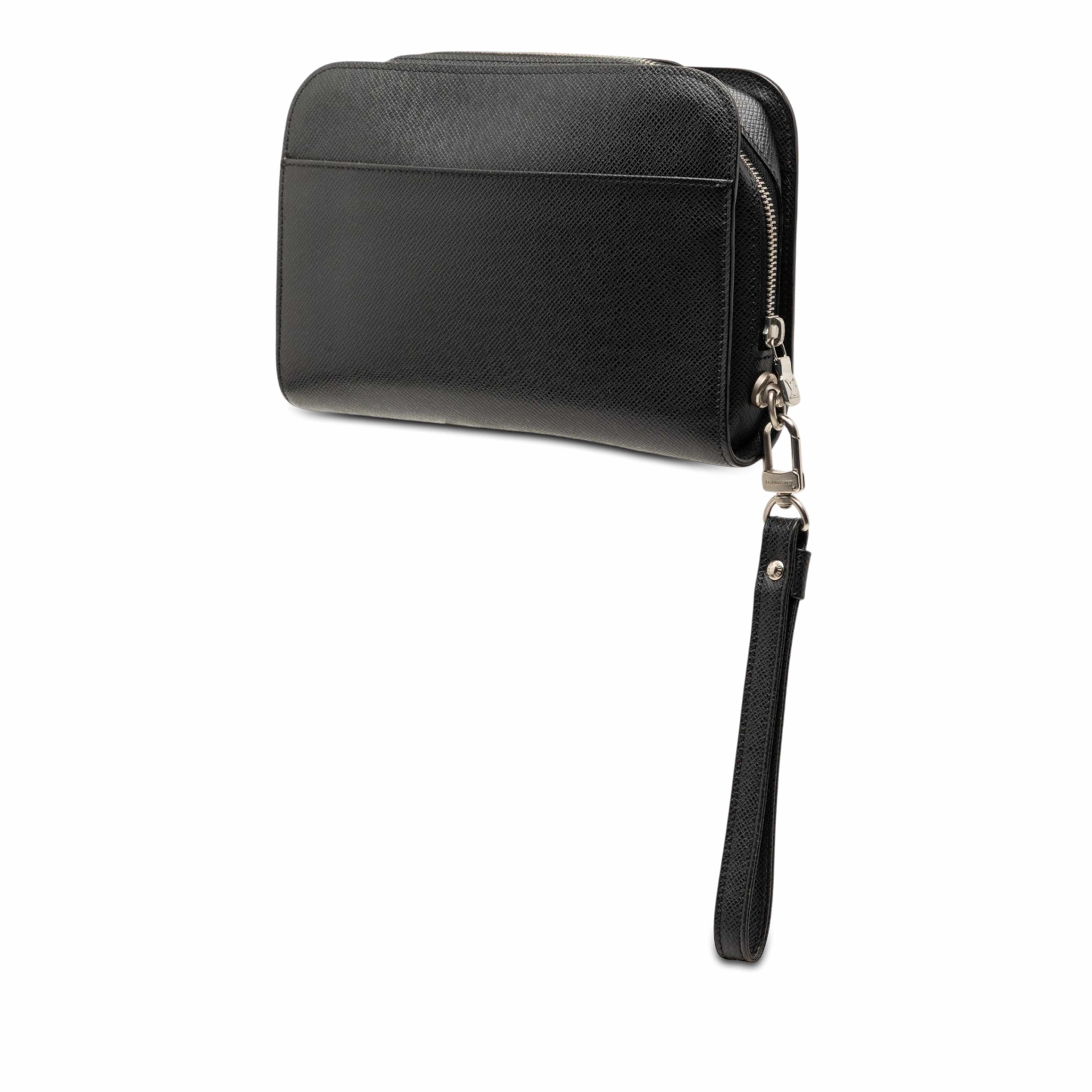 Louis Vuitton Taiga Pochette Baikal, från Luxclusif, i färgen black. Klicka för att öppna bilden i stort format