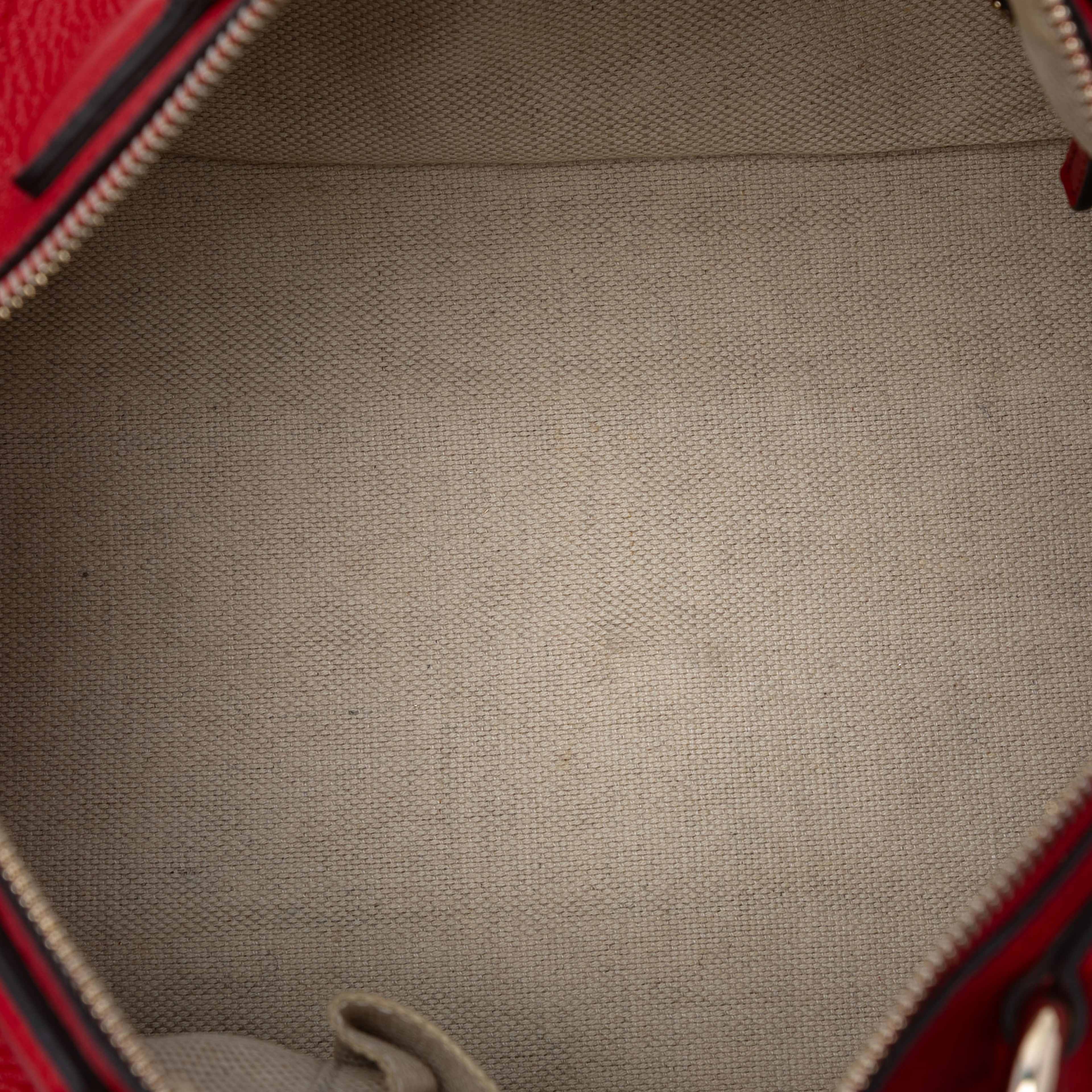 Gucci Medium Pebbled Calfskin Soho Boston Bag, från Luxclusif, i färgen red. Klicka för att öppna bilden i stort format
