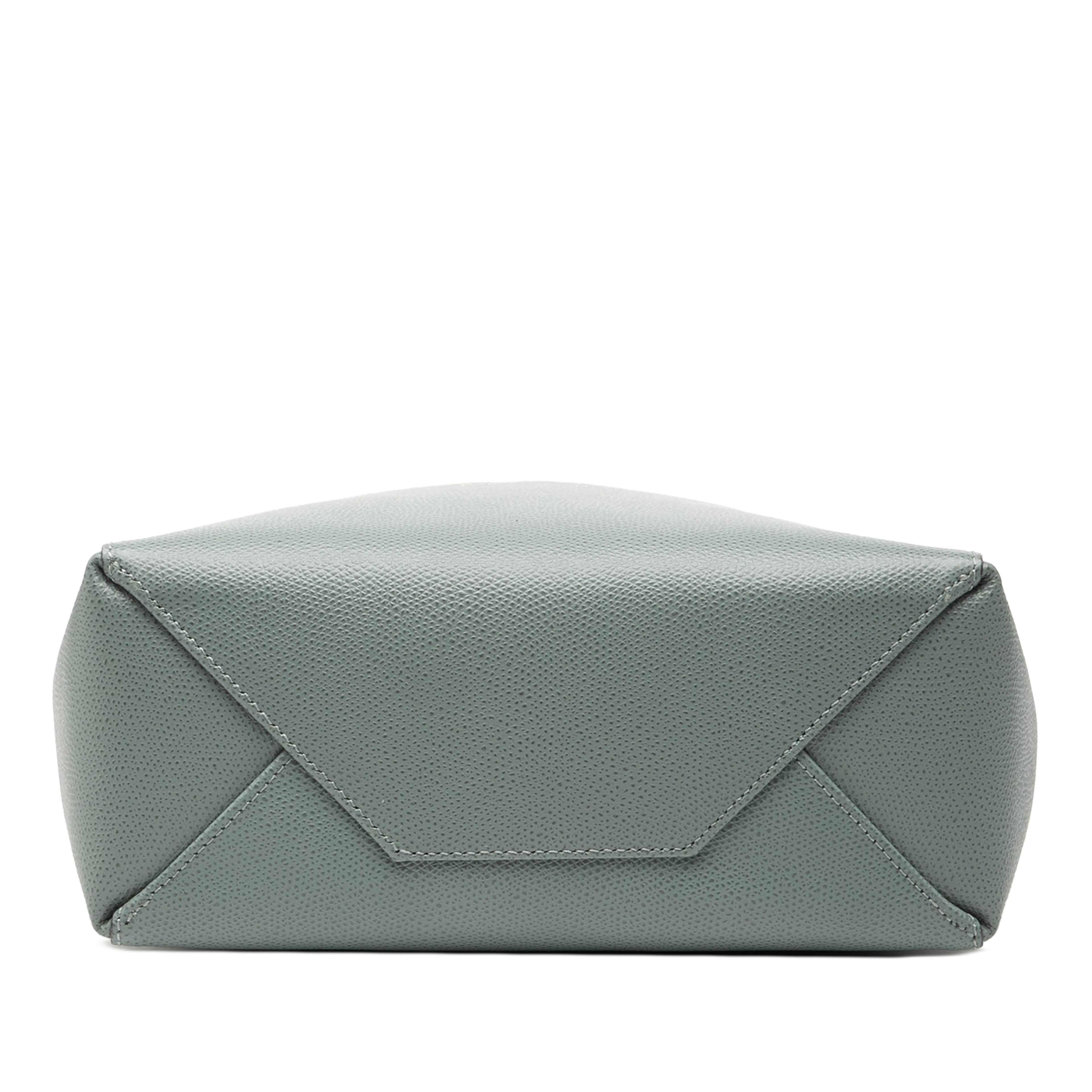 Celine Small Bicolor Grained Calfskin Vertical Cabas Tote, från Luxclusif, i färgen beige. Klicka för att öppna bilden i stort format