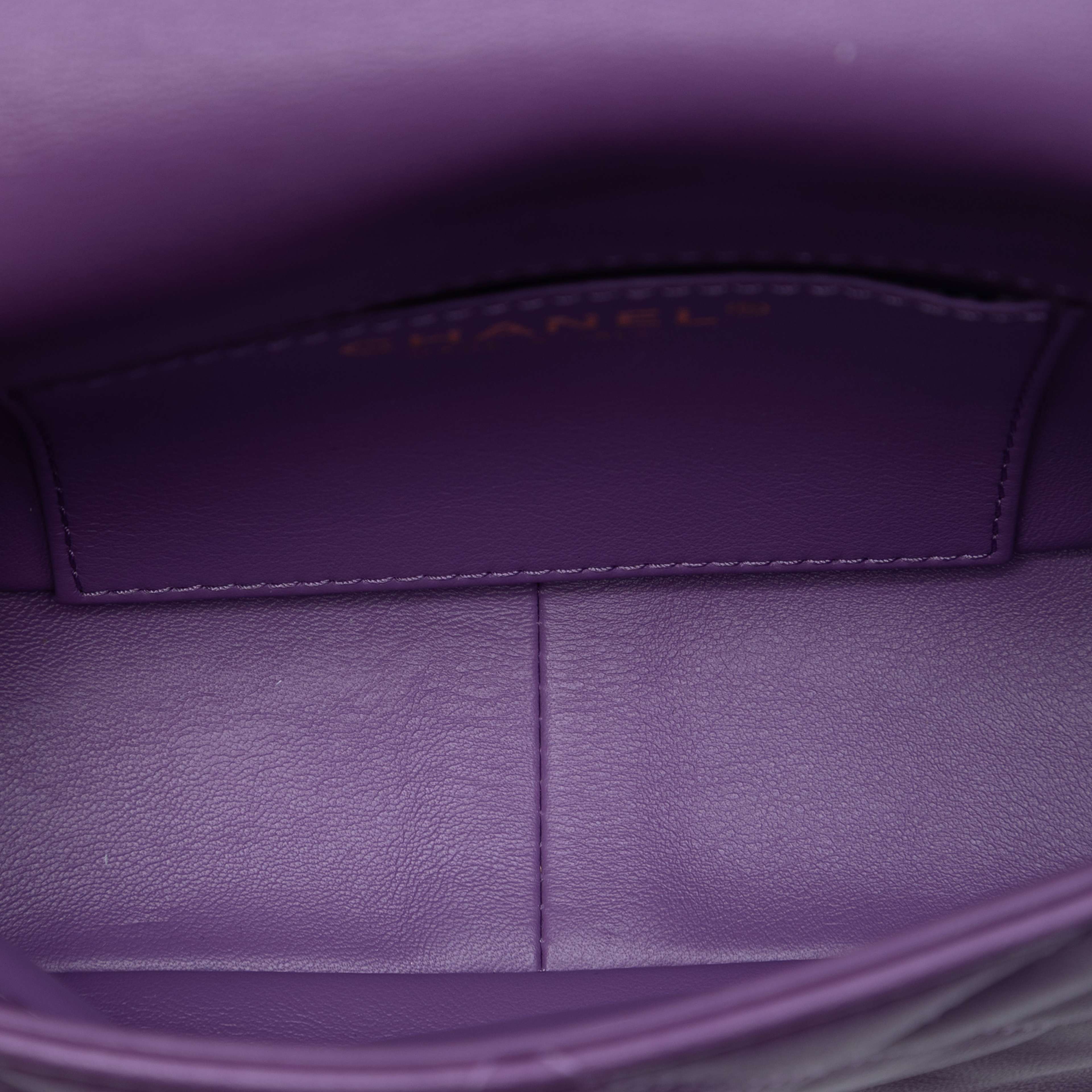 Chanel Mini Lambskin Triple Chain Full Flap, från Luxclusif, i färgen purple. Klicka för att öppna bilden i stort format