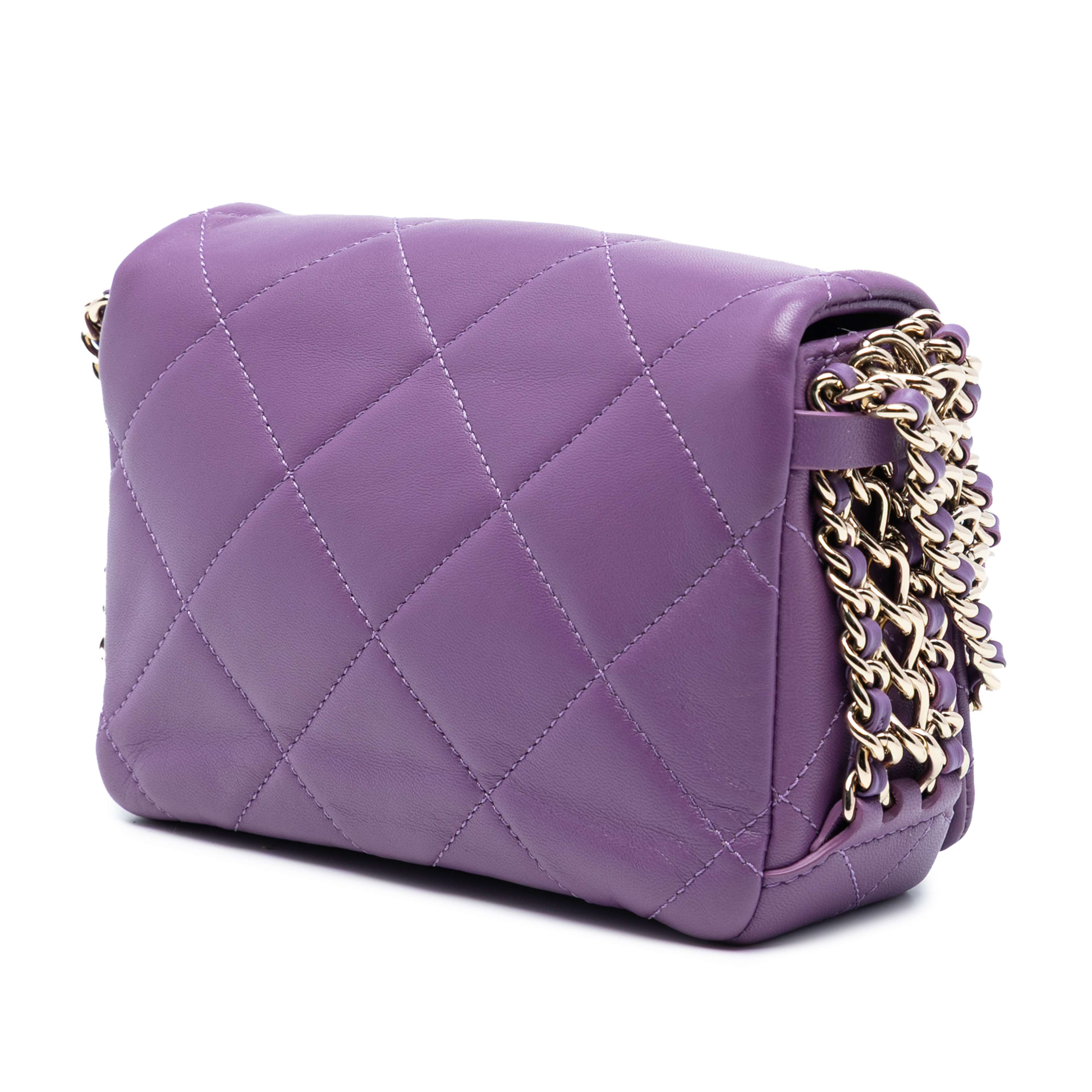 Chanel Mini Lambskin Triple Chain Full Flap, från Luxclusif, i färgen purple. Klicka för att öppna bilden i stort format