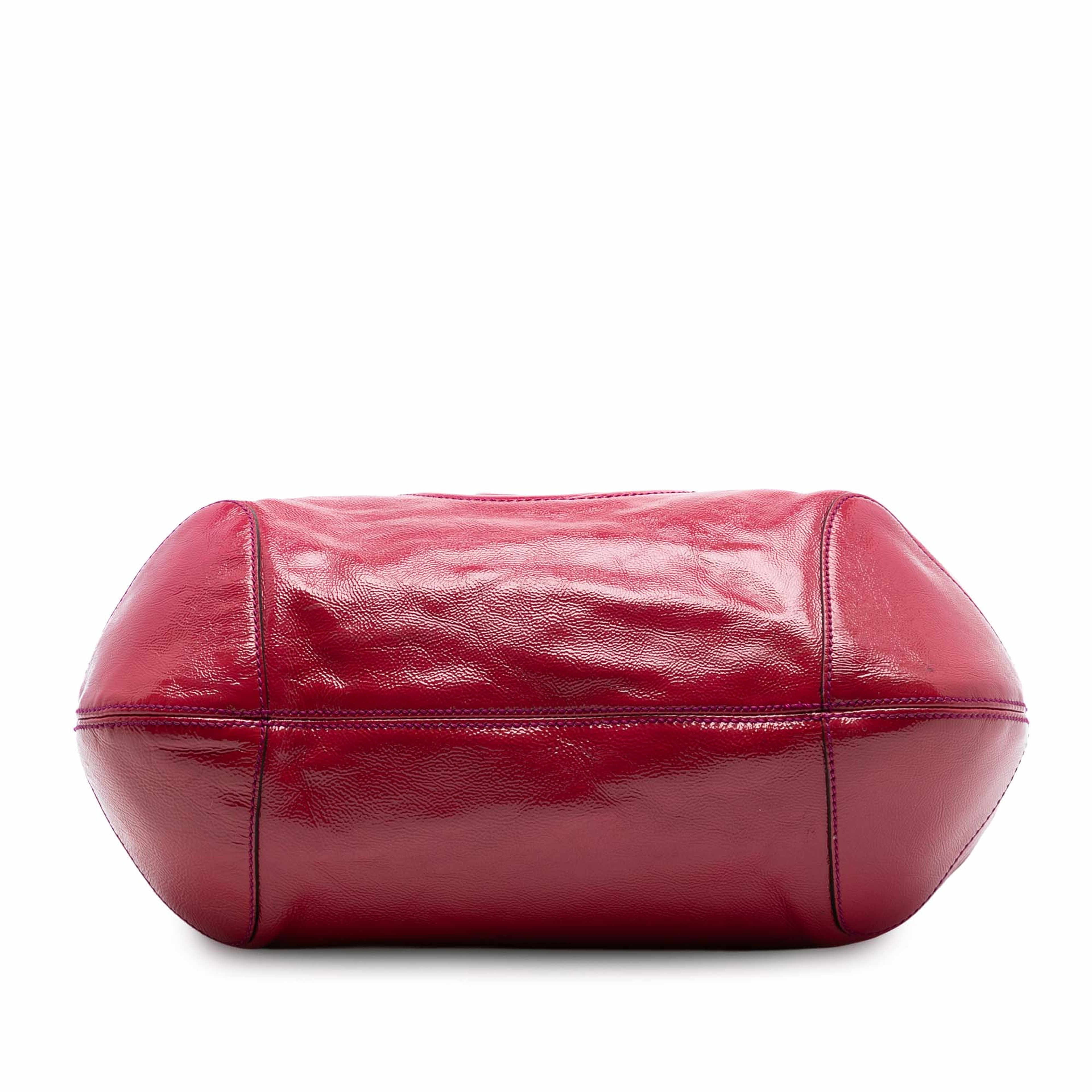 Gucci Patent Soho Shoulder Bag, från Luxclusif, i färgen röd. Klicka för att öppna bilden i stort format