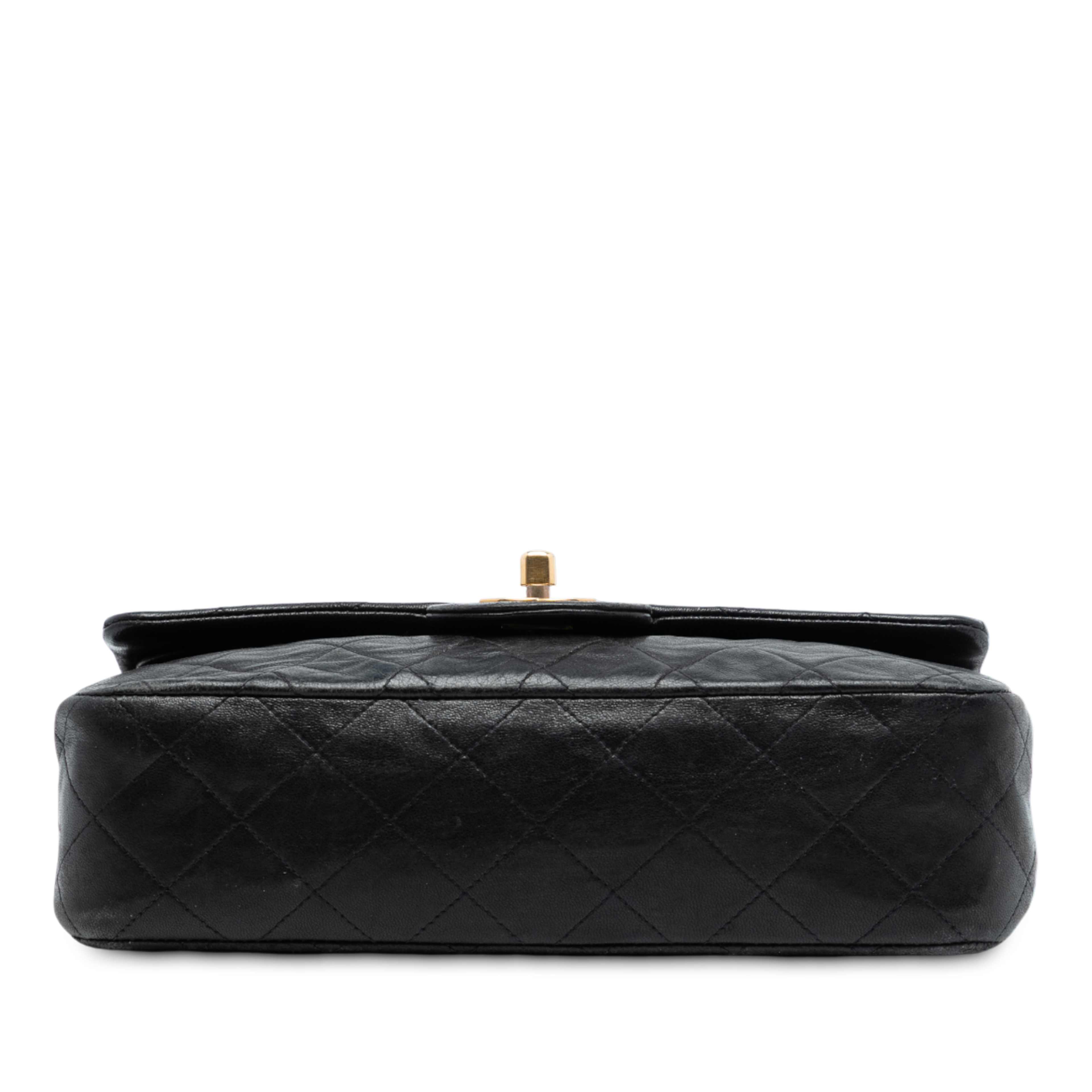 Chanel Medium Classic Lambskin Double Flap, från Luxclusif, i färgen black. Klicka för att öppna bilden i stort format