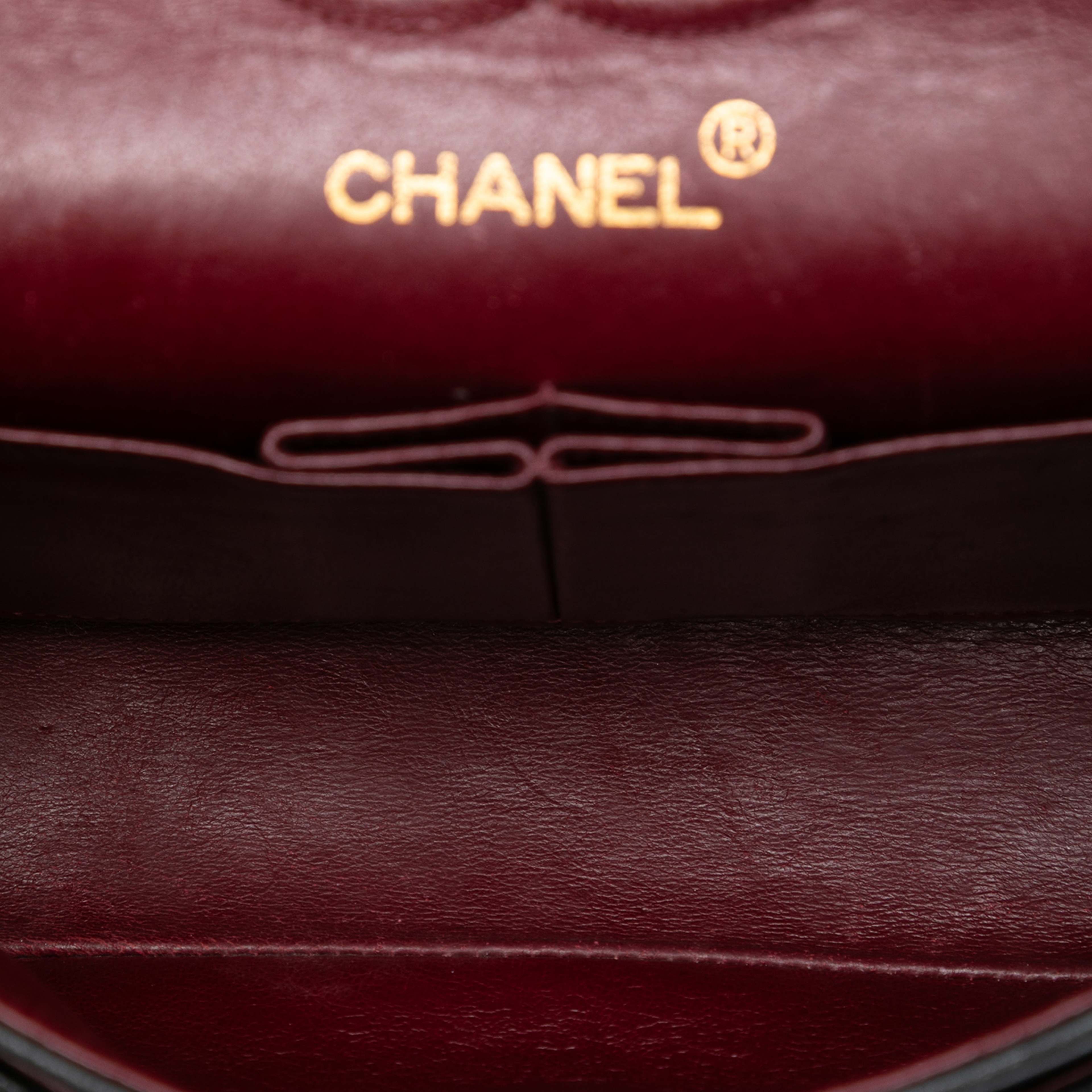 Chanel Medium Classic Lambskin Double Flap, från Luxclusif, i färgen black. Klicka för att öppna bilden i stort format