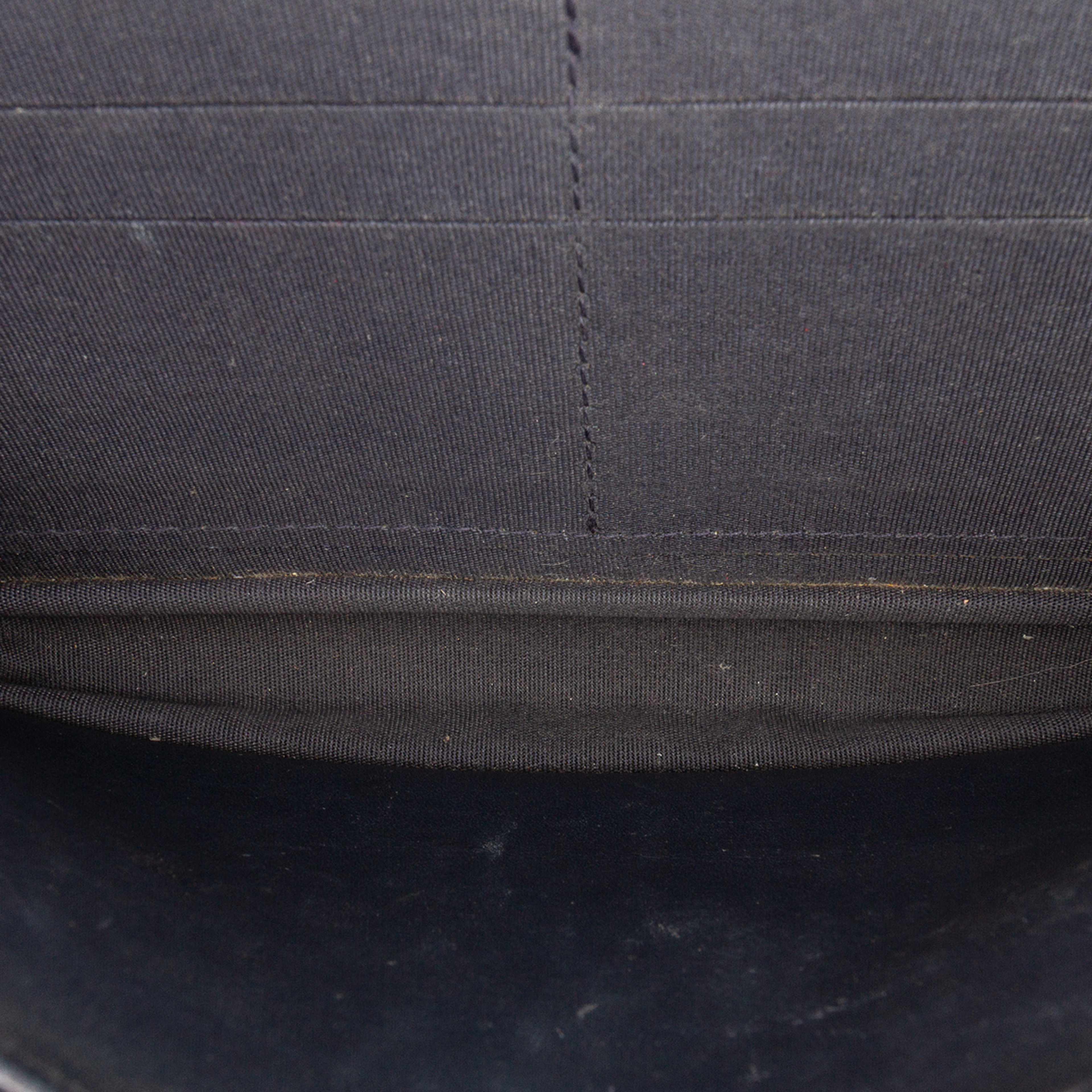 Chanel Cc Square Stitched Calfskin Wallet On Chain, från Luxclusif, i färgen navy. Klicka för att öppna bilden i stort format