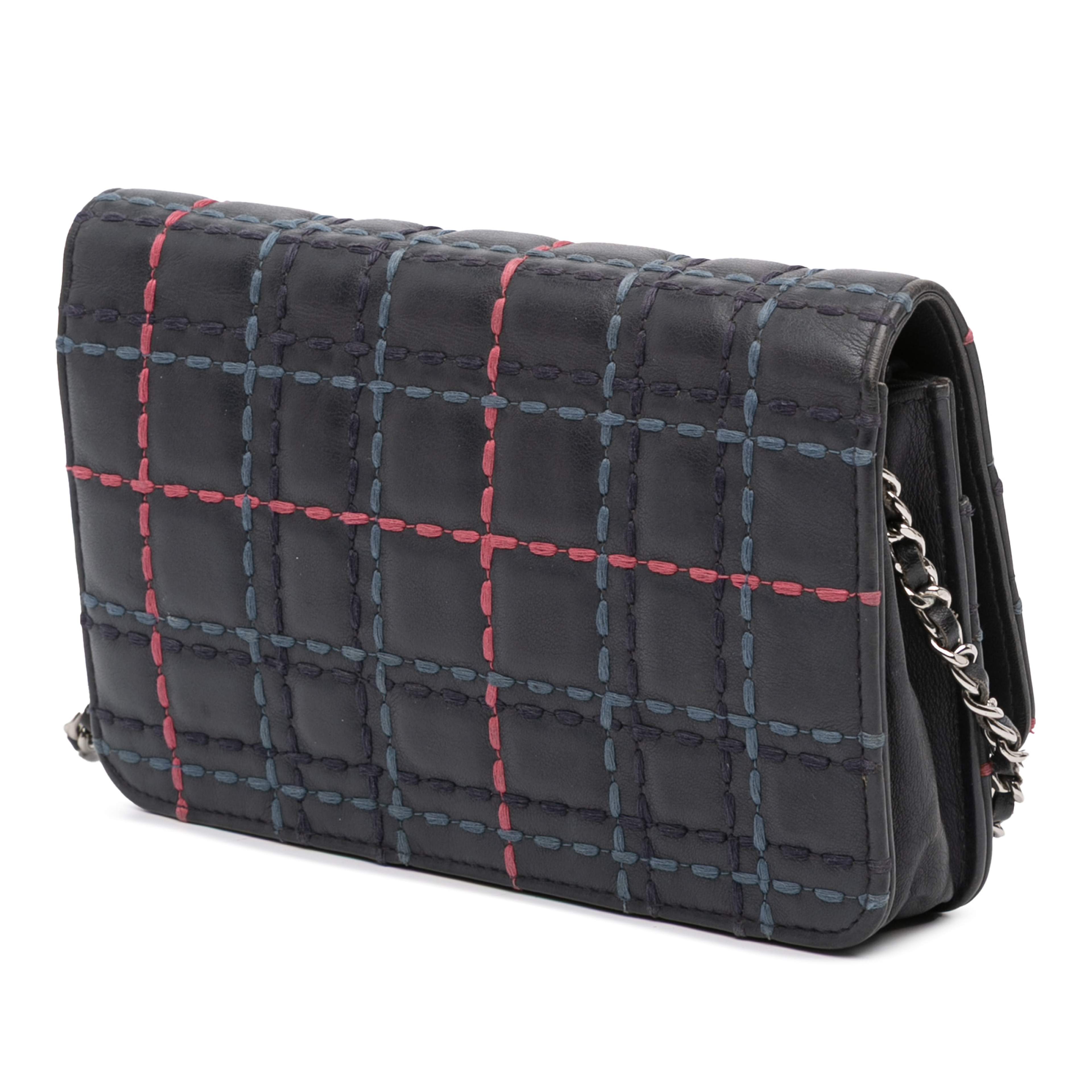 Chanel Cc Square Stitched Calfskin Wallet On Chain, från Luxclusif, i färgen navy. Klicka för att öppna bilden i stort format