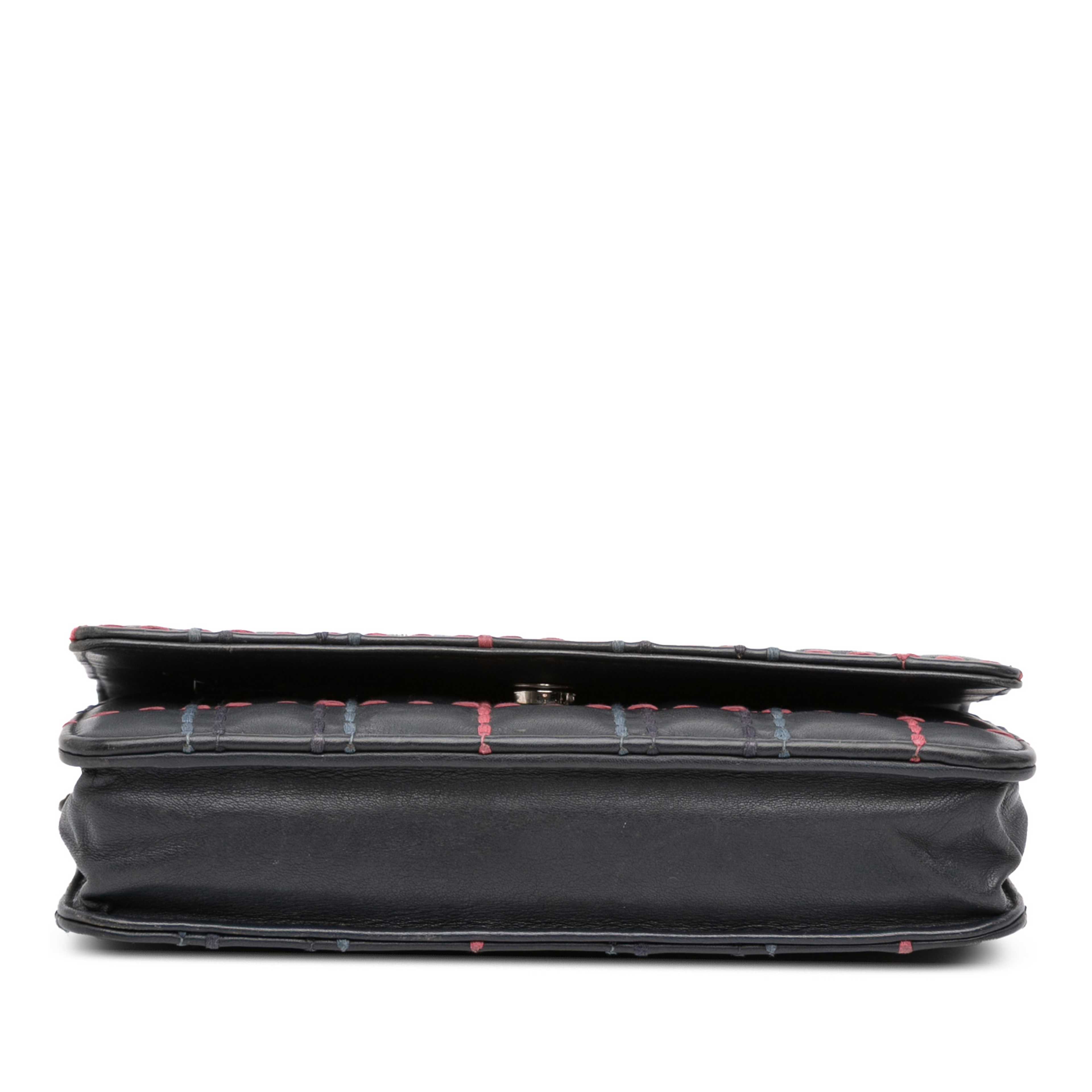 Chanel Cc Square Stitched Calfskin Wallet On Chain, från Luxclusif, i färgen navy. Klicka för att öppna bilden i stort format