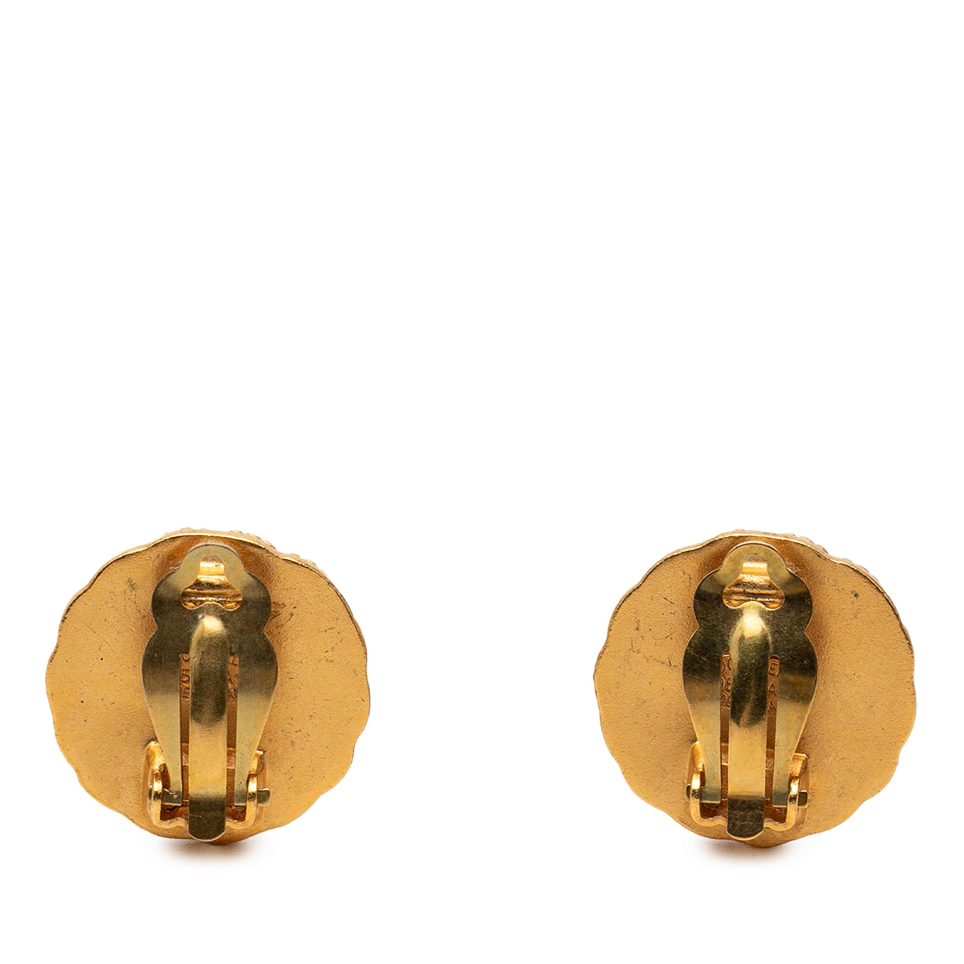 Chanel Cc Gold Plated Round Clip On Earrings, från Luxclusif, i färgen guld. Klicka för att öppna bilden i stort format