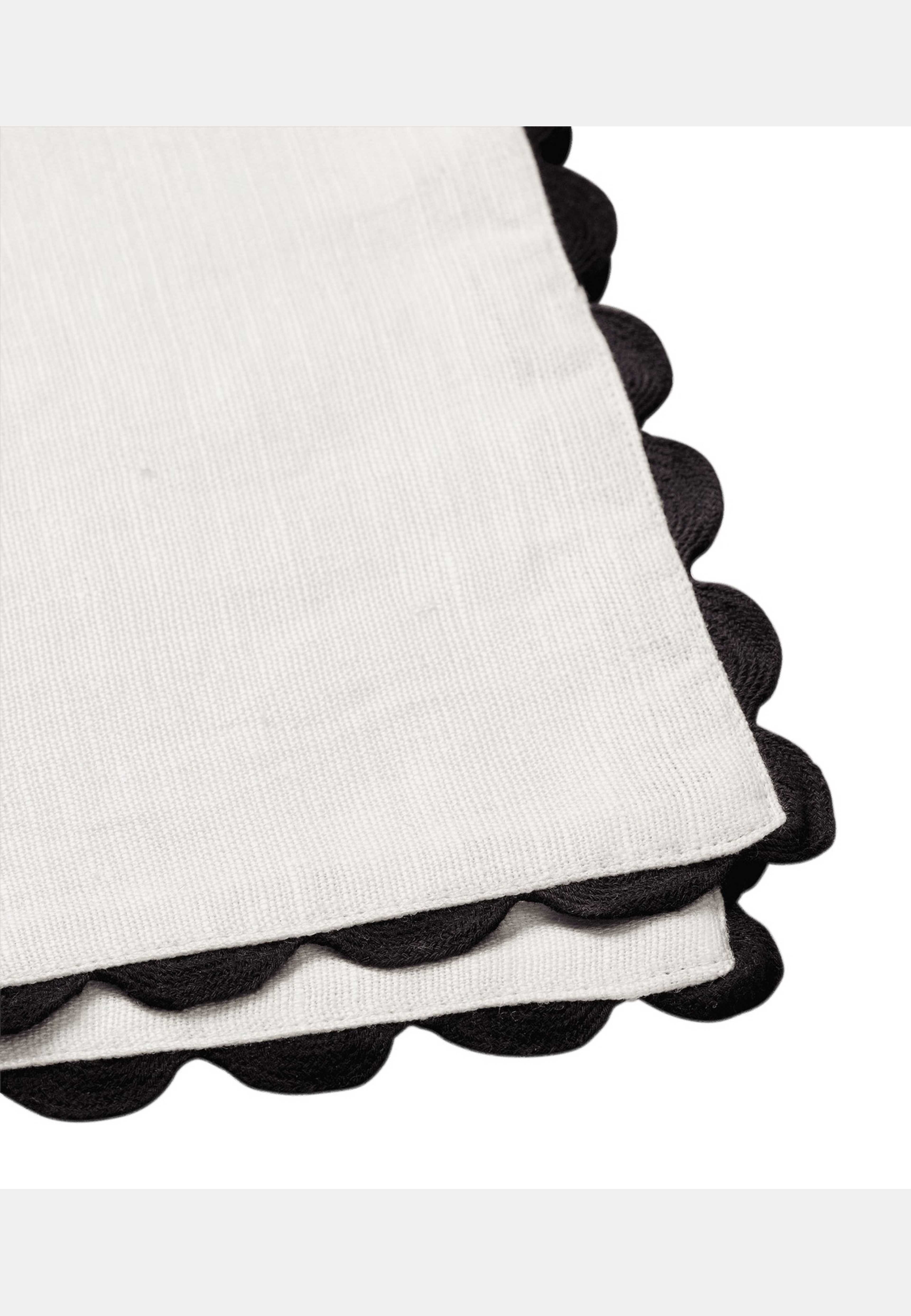 Willow Bordstablett - 33x48 Cm, från Pick A Poppy, i färgen black. Klicka för att öppna bilden i stort format