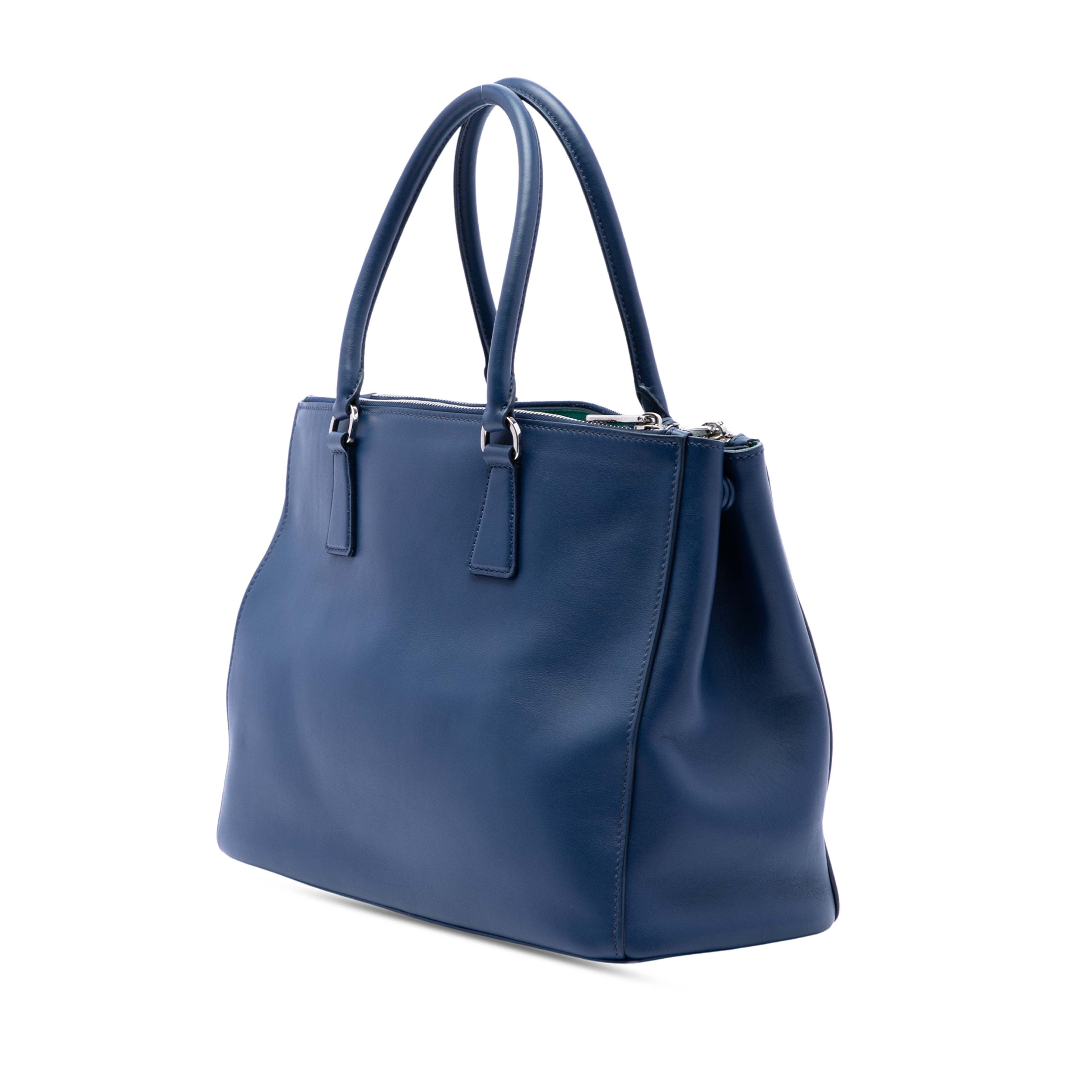 Prada Large Soft Calf Galleria Double Zip Satchel, från Luxclusif, i färgen blå. Klicka för att öppna bilden i stort format