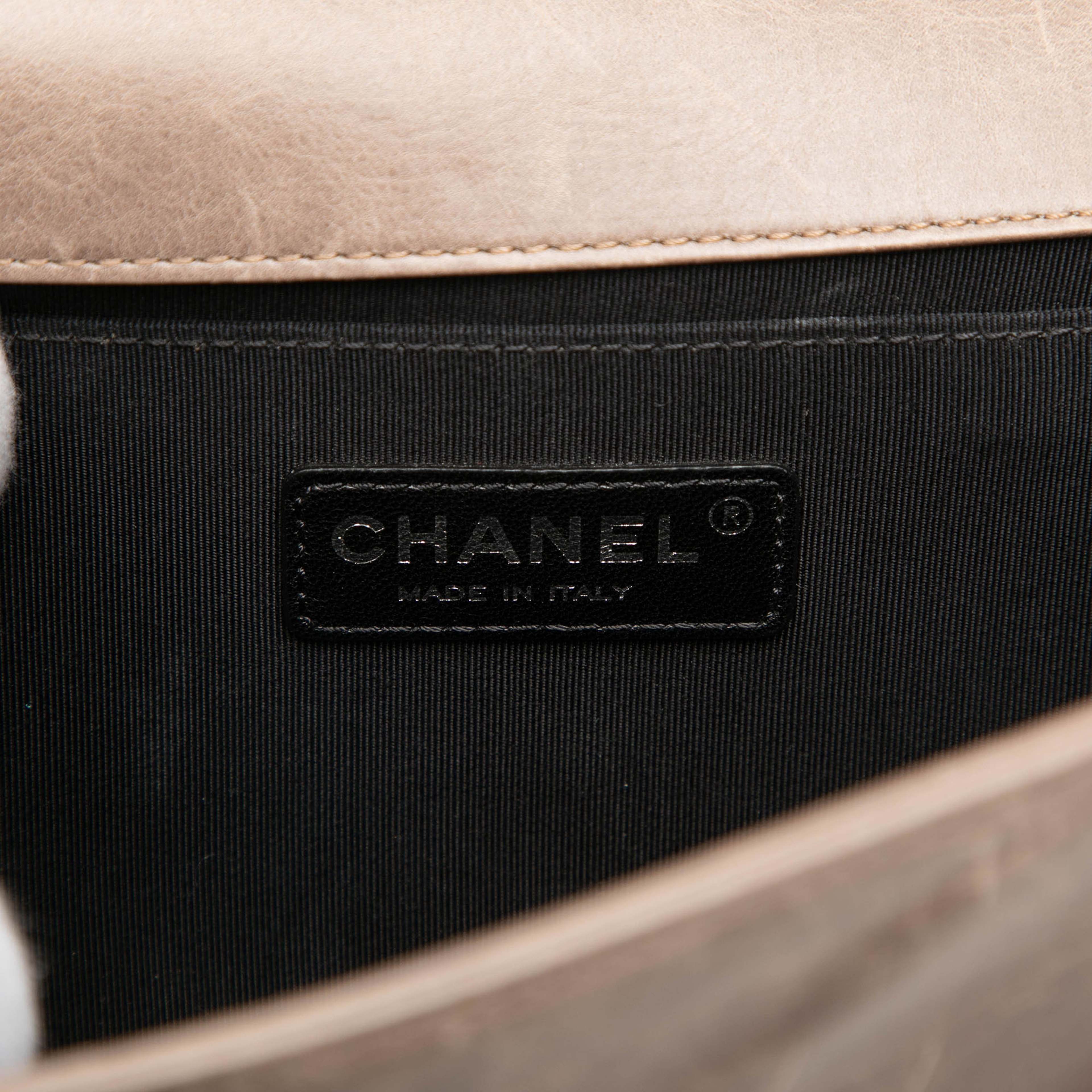 Chanel Old Medium Aged Calfskin Double Stitch Boy Flap, från Luxclusif, i färgen brun. Klicka för att öppna bilden i stort format