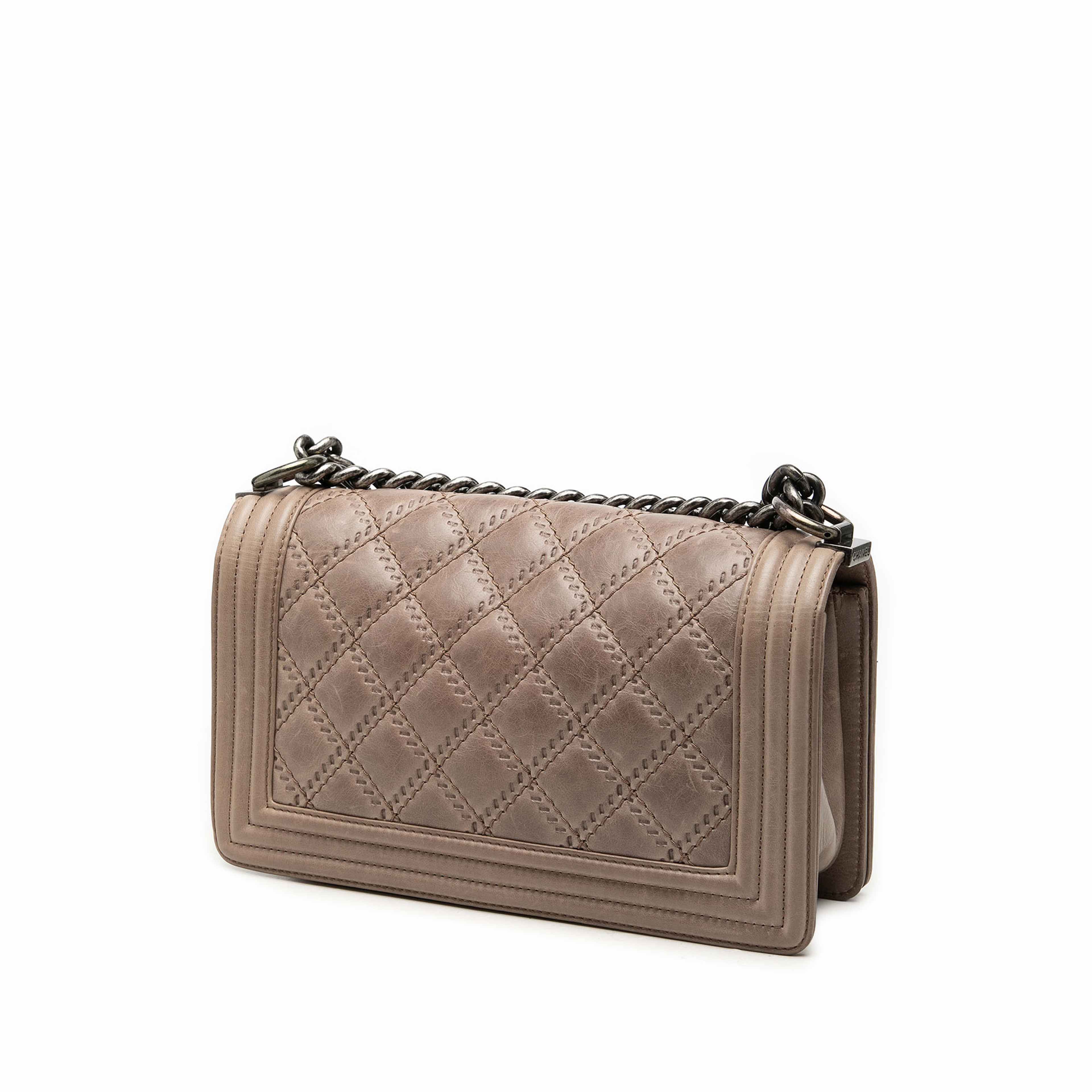 Chanel Old Medium Aged Calfskin Double Stitch Boy Flap, från Luxclusif, i färgen brun. Klicka för att öppna bilden i stort format