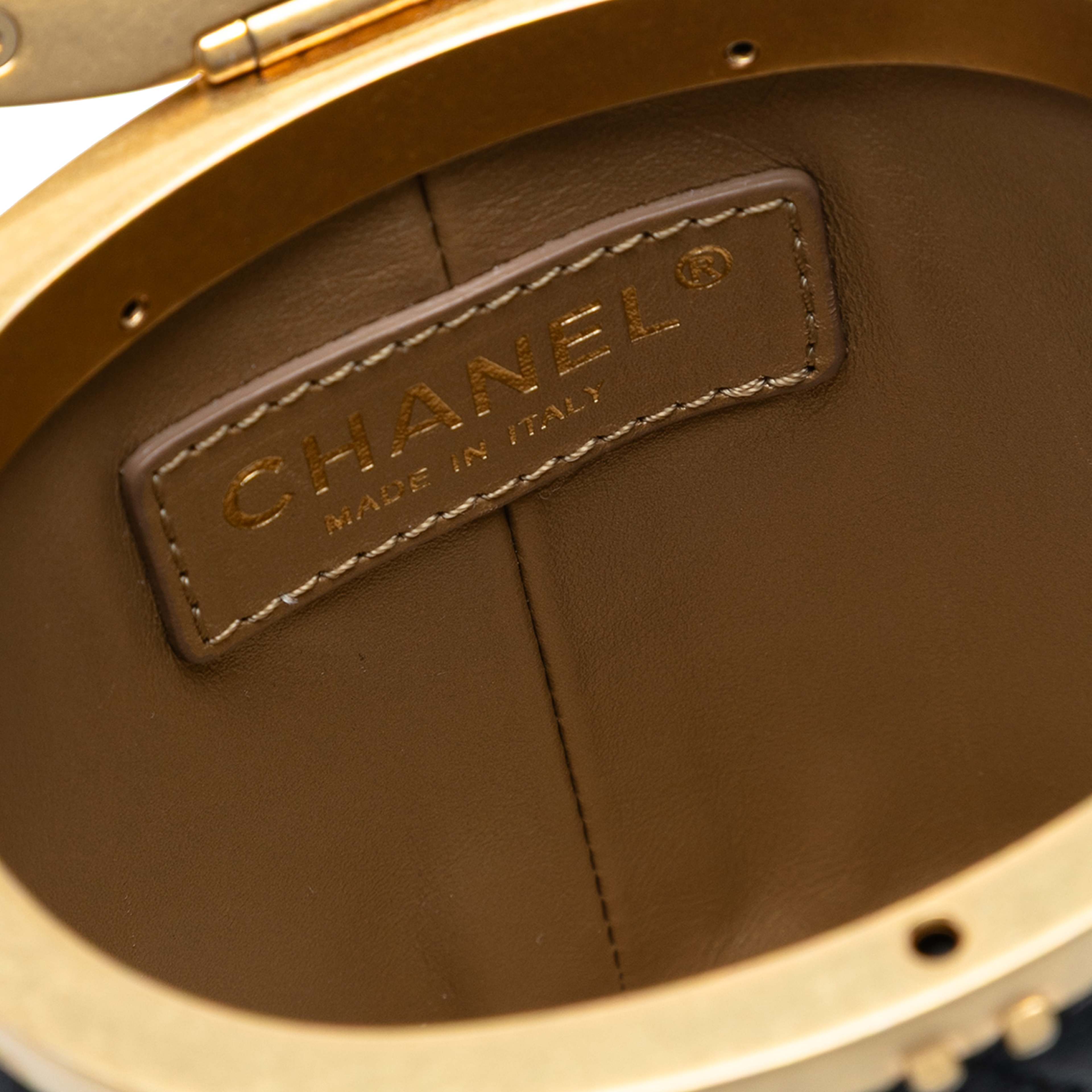 Chanel Mini Quilted Lambskin Crown Box Bag, från Luxclusif, i färgen black. Klicka för att öppna bilden i stort format