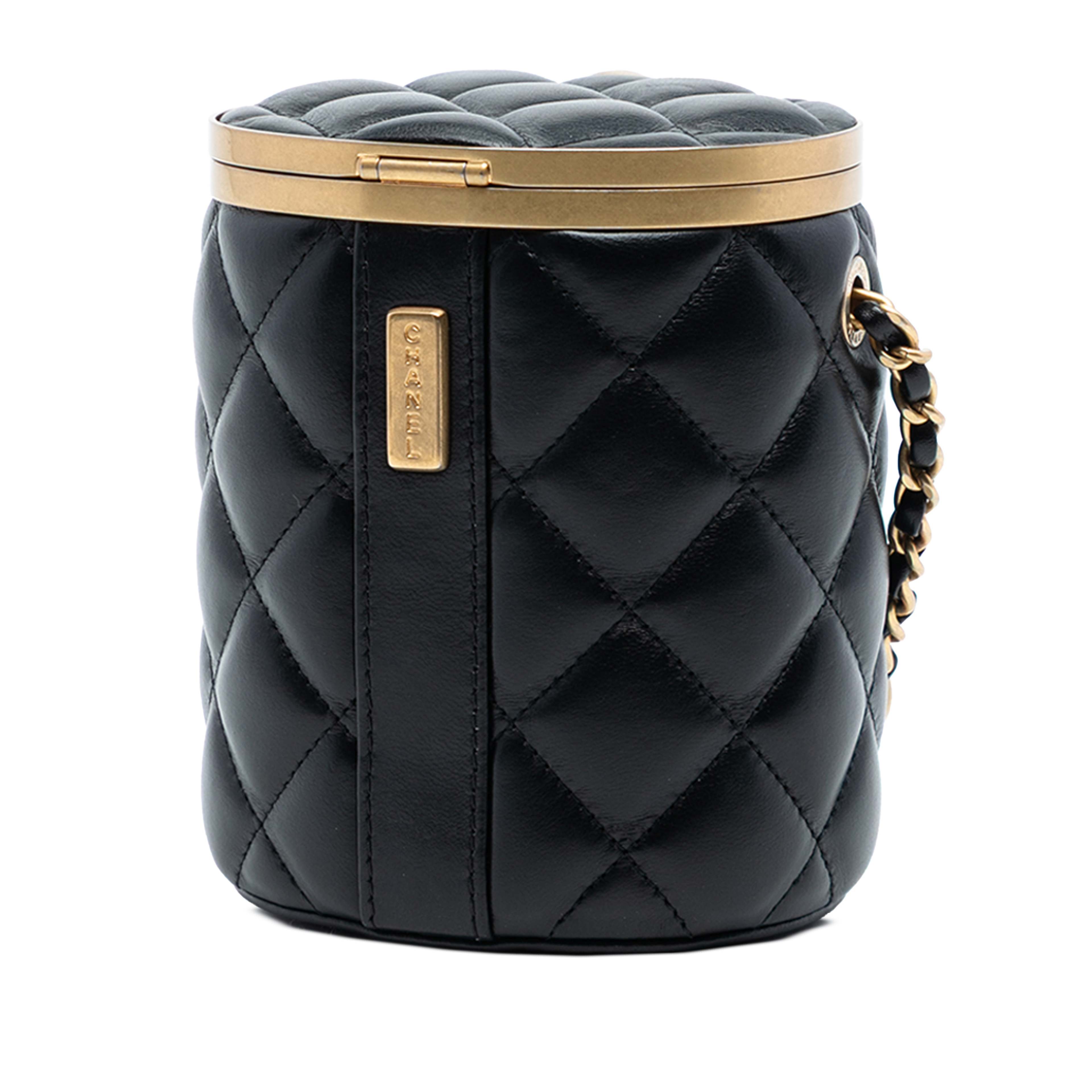 Chanel Mini Quilted Lambskin Crown Box Bag, från Luxclusif, i färgen black. Klicka för att öppna bilden i stort format