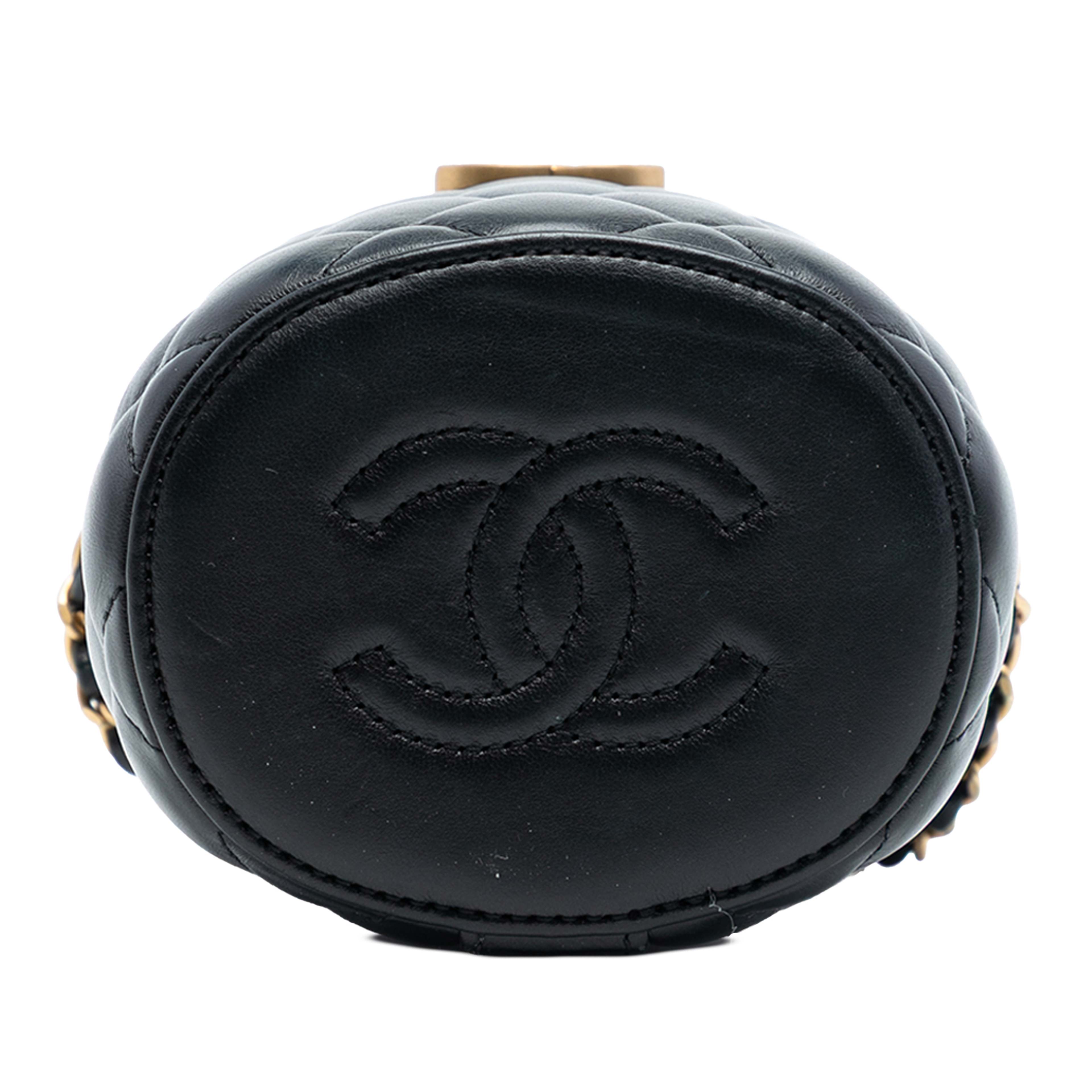 Chanel Mini Quilted Lambskin Crown Box Bag, från Luxclusif, i färgen black. Klicka för att öppna bilden i stort format