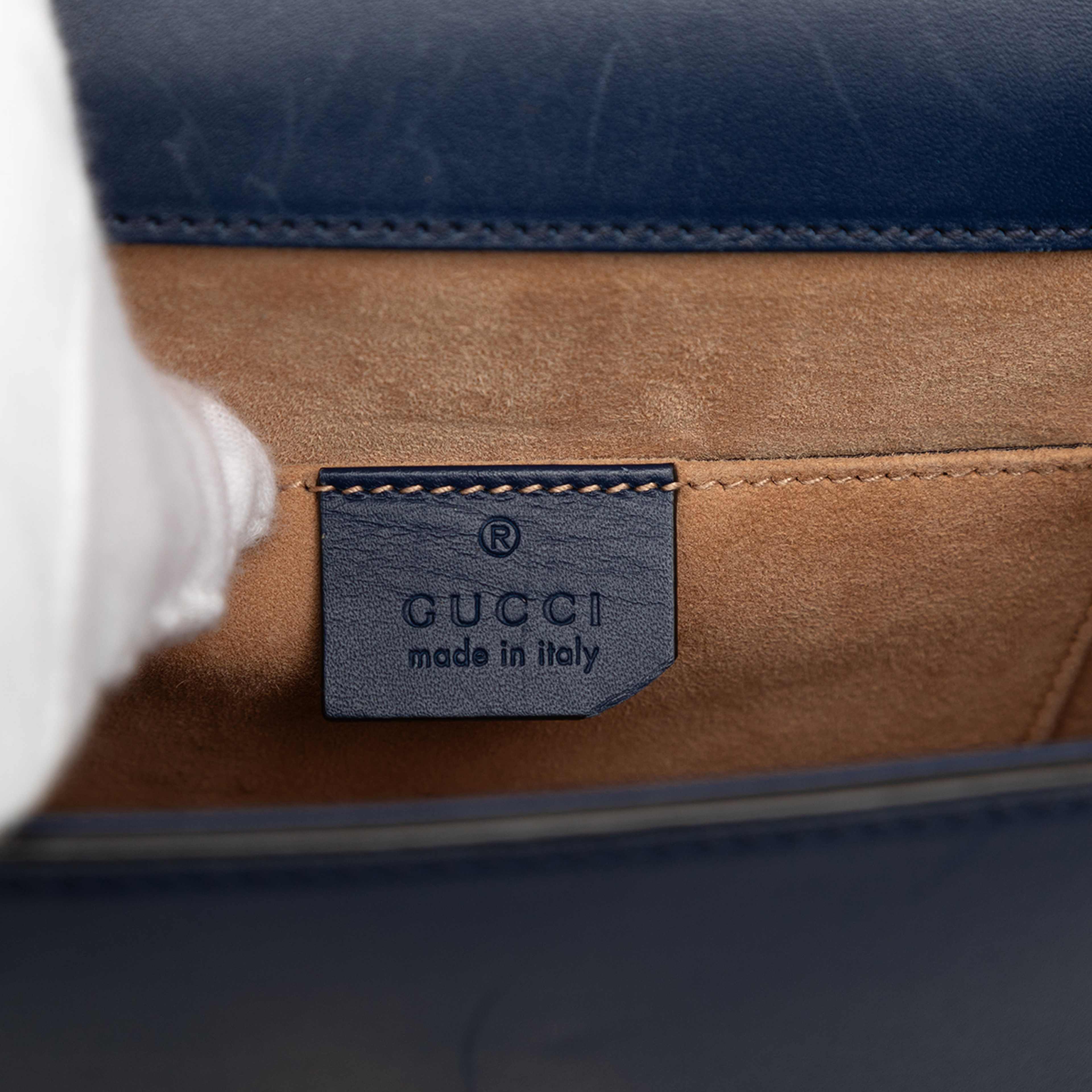 Gucci Mini Leather Sylvie Satchel, från Luxclusif, i färgen navy. Klicka för att öppna bilden i stort format