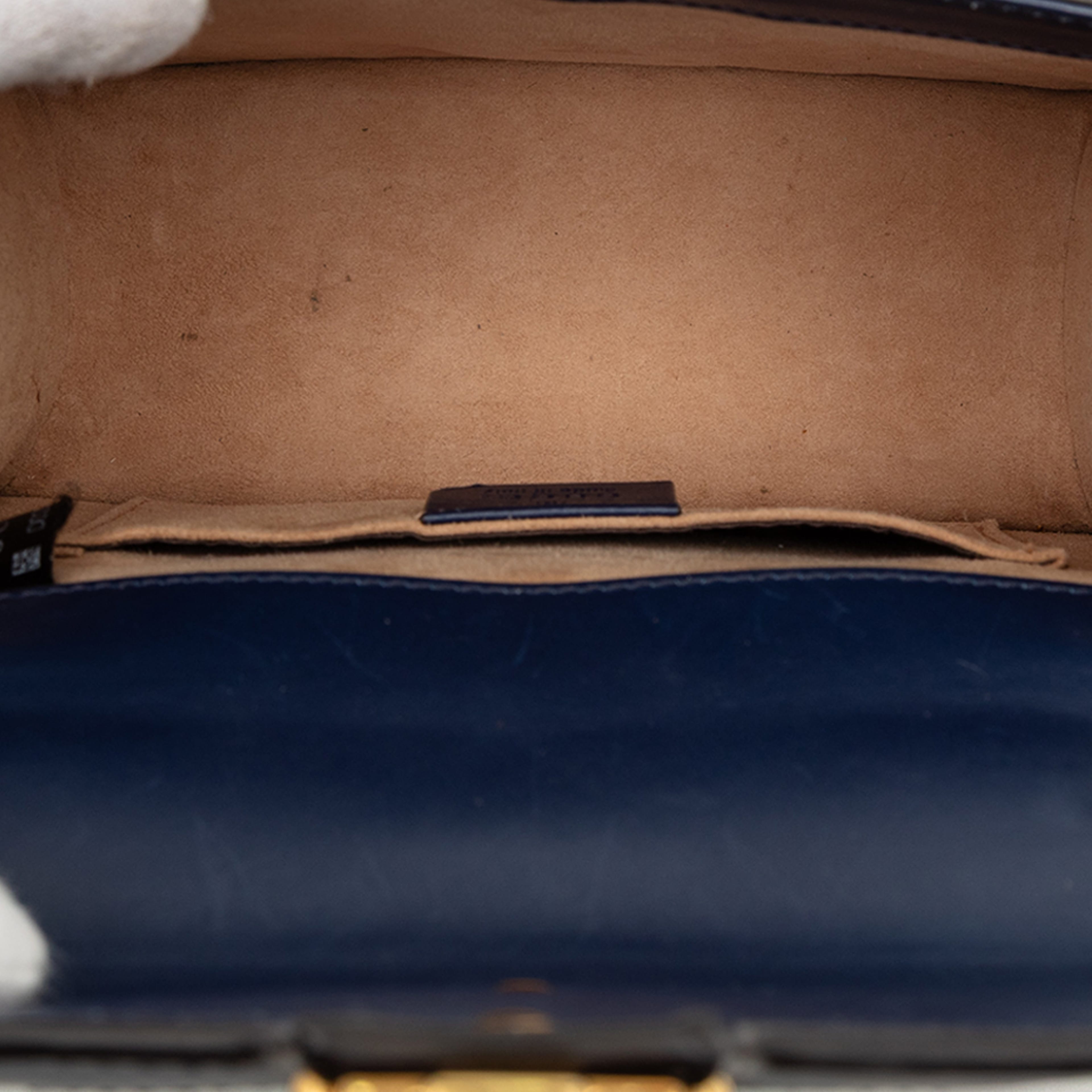 Gucci Mini Leather Sylvie Satchel, från Luxclusif, i färgen navy. Klicka för att öppna bilden i stort format