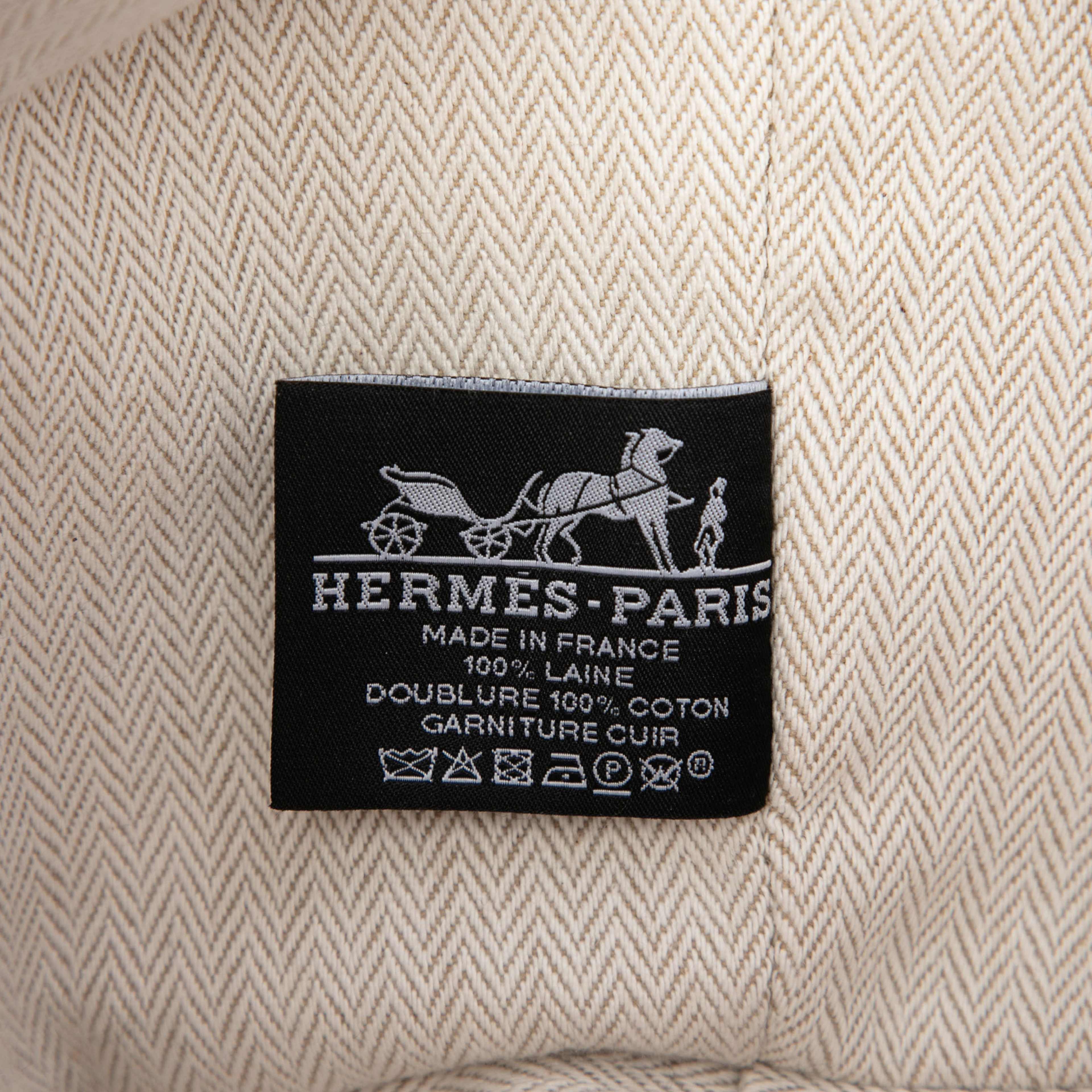 Hermès Small Wool Bride A Brac Au Carre Case, från Luxclusif, i färgen beige. Klicka för att öppna bilden i stort format