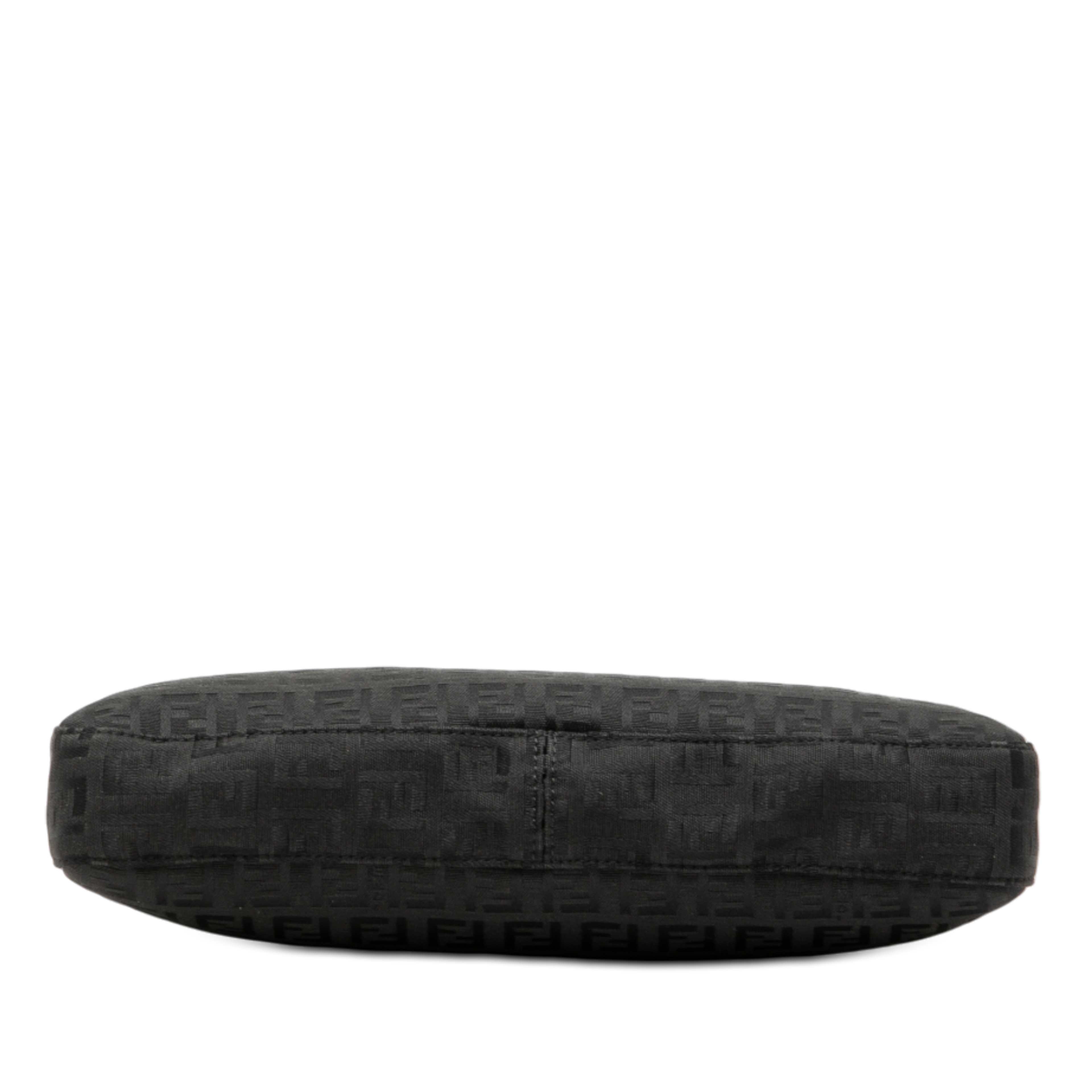 Fendi Zucchino Canvas Shoulder Bag, från Luxclusif, i färgen black. Klicka för att öppna bilden i stort format