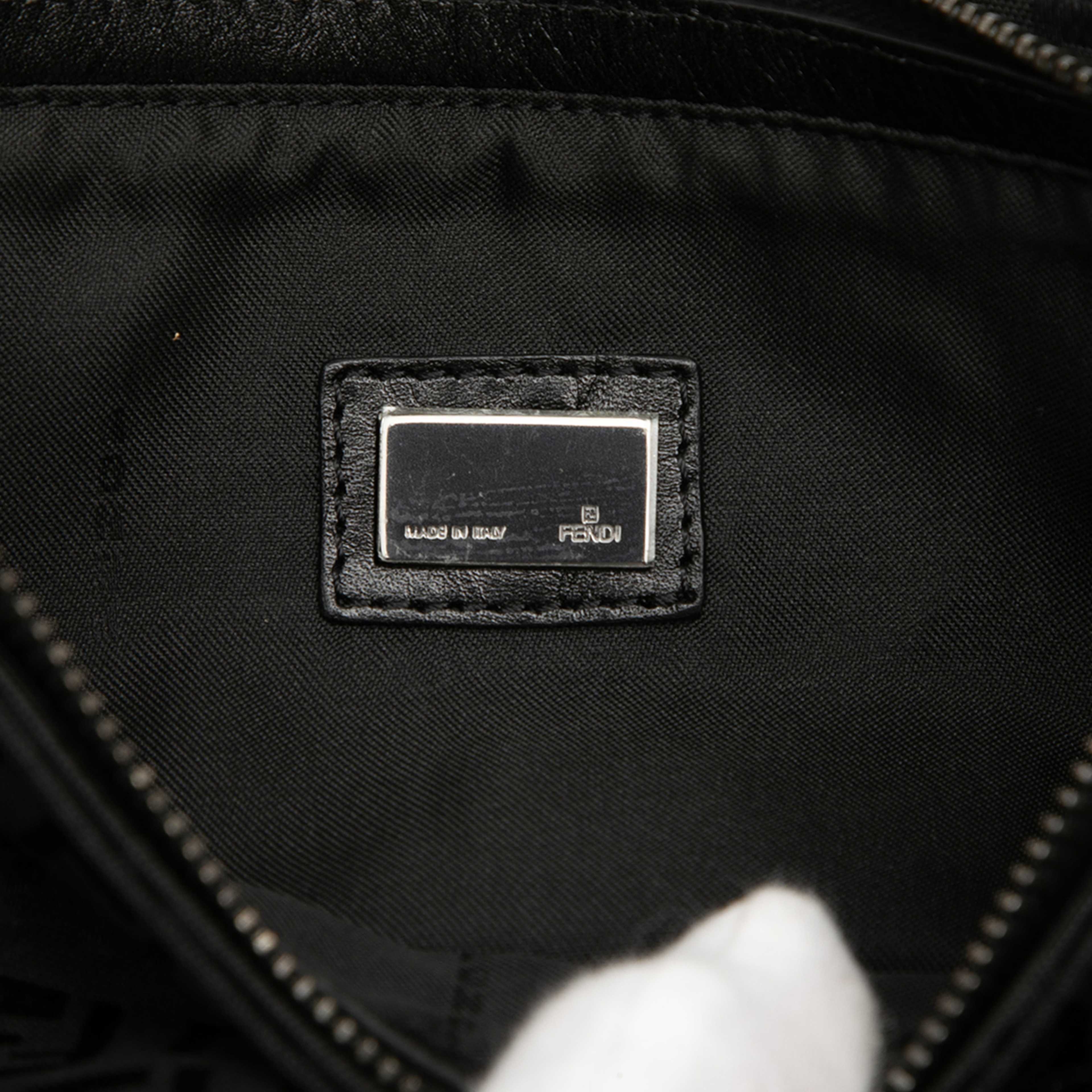 Fendi Zucchino Canvas Shoulder Bag, från Luxclusif, i färgen black. Klicka för att öppna bilden i stort format